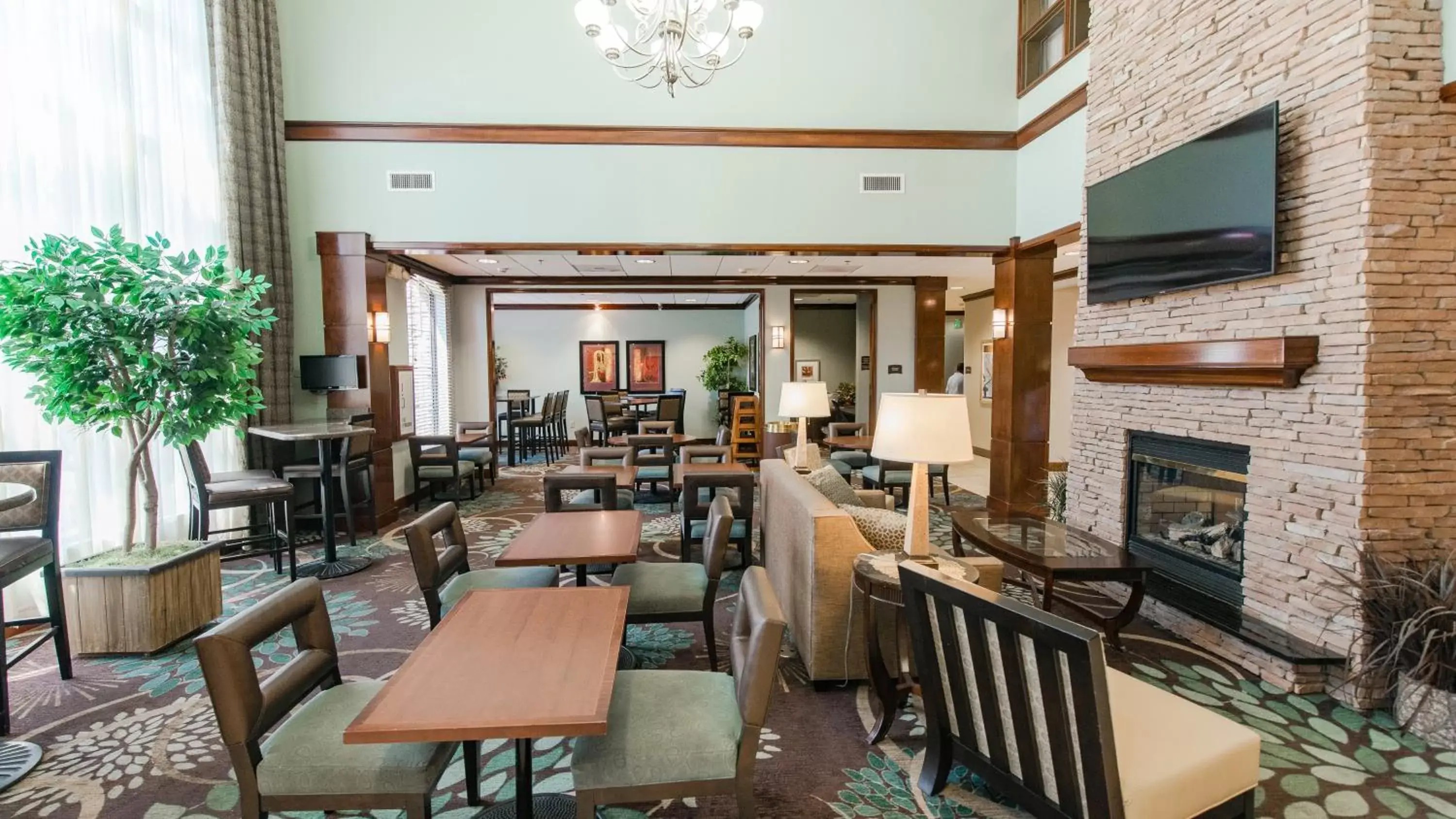Living room, Restaurant/Places to Eat in Staybridge Suites Wilmington East, an IHG Hotel