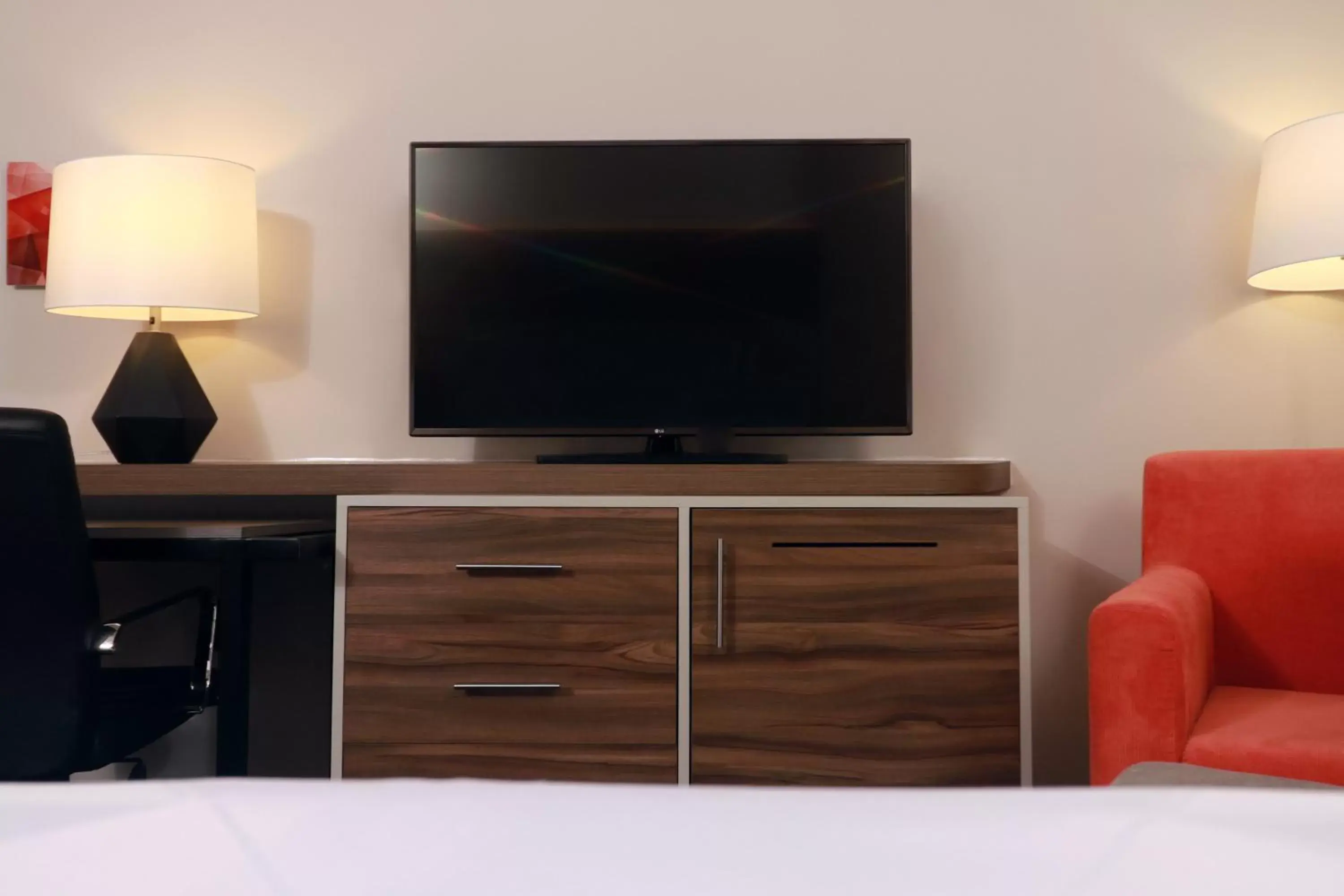 Photo of the whole room, TV/Entertainment Center in Holiday Inn & Suites - Monterrey Apodaca Zona Airport, an IHG Hotel