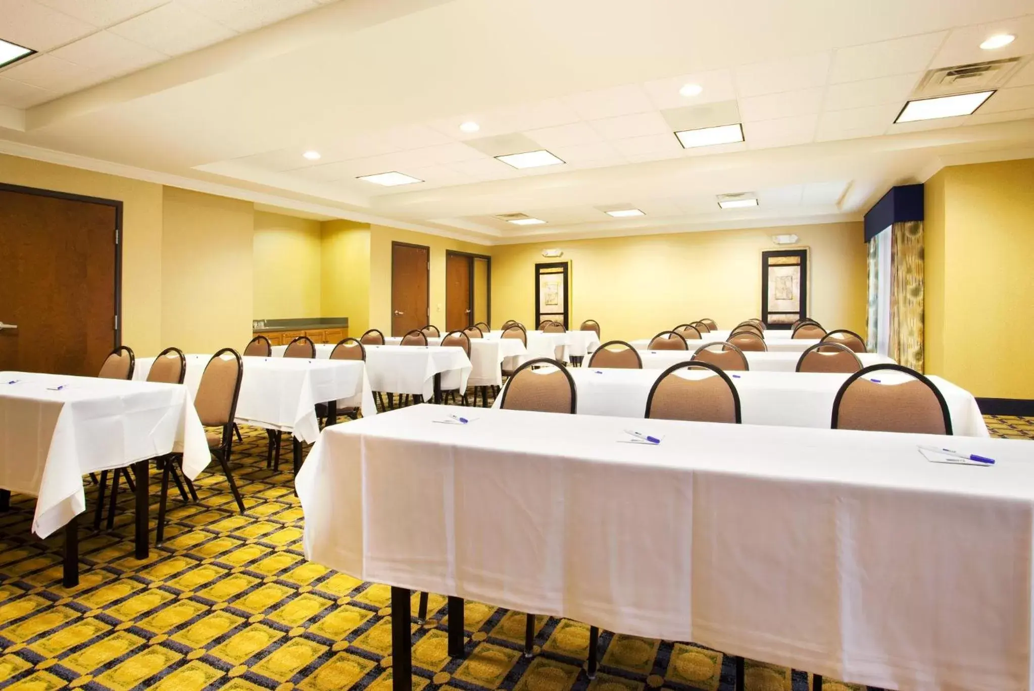 Meeting/conference room in Holiday Inn Express Hotel & Suites Chicago South Lansing, an IHG Hotel