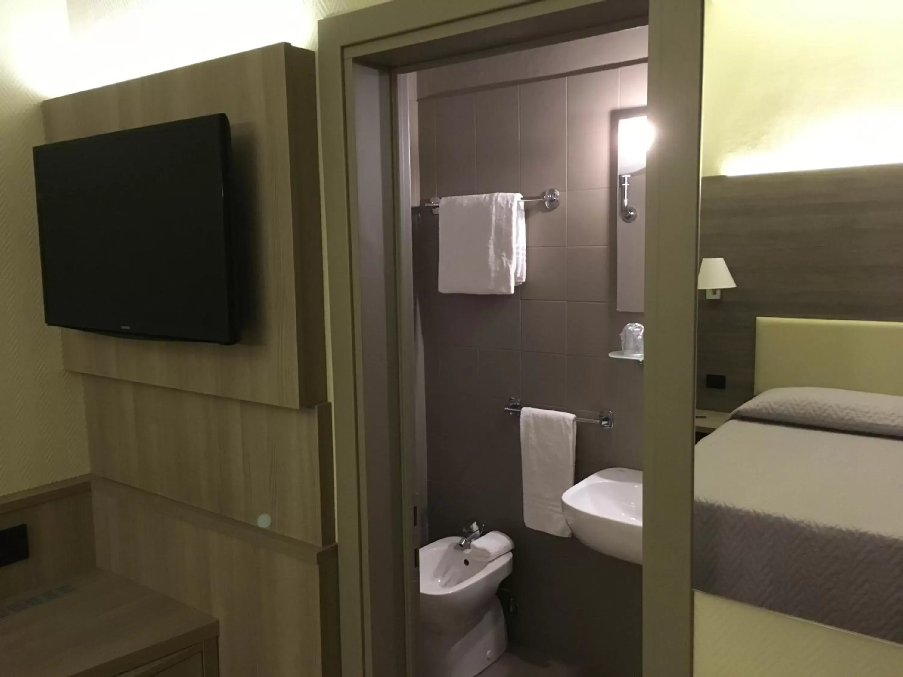 Bathroom, TV/Entertainment Center in Hotel Est Piombino
