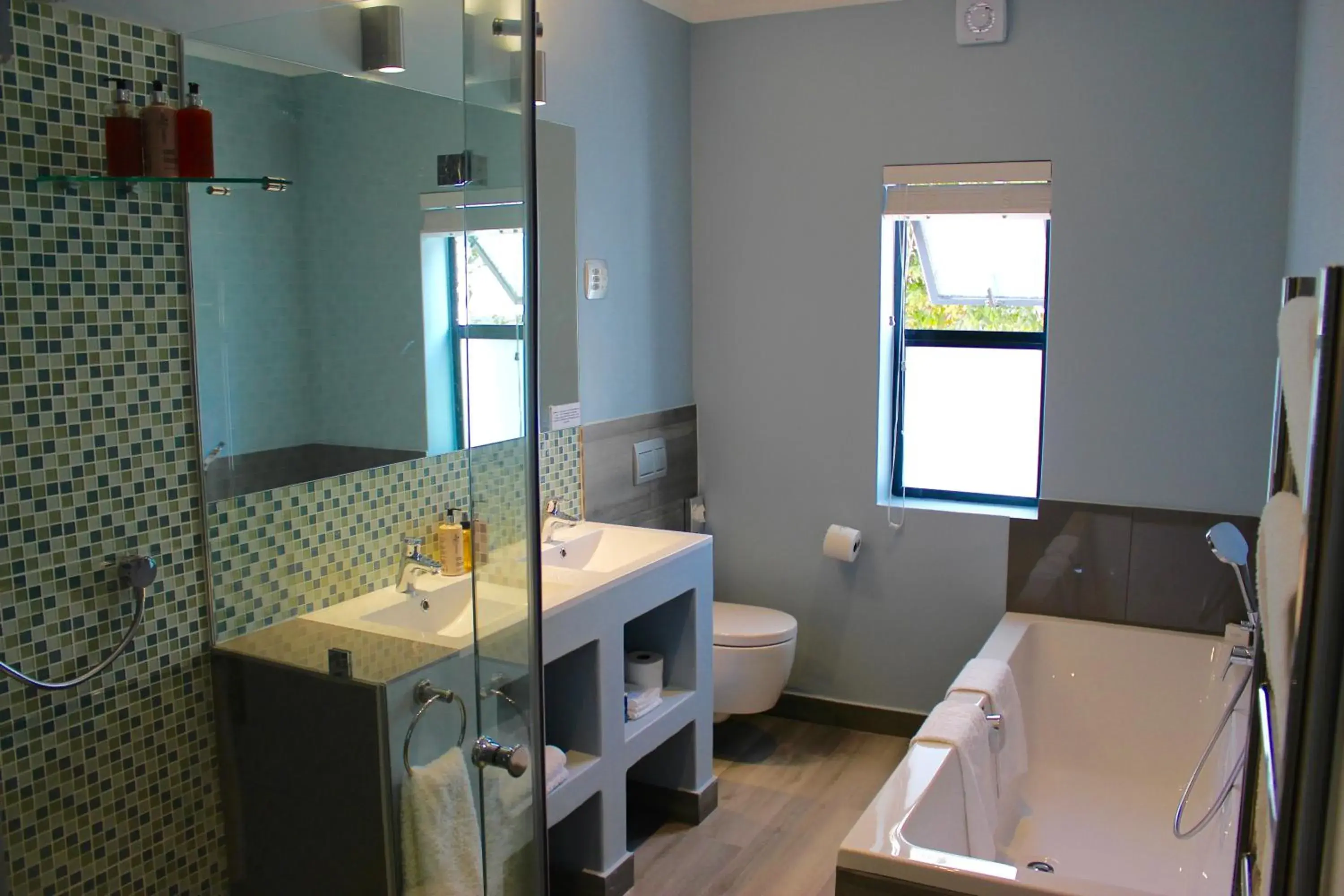 Shower, Bathroom in Whale Rock Luxury Lodge