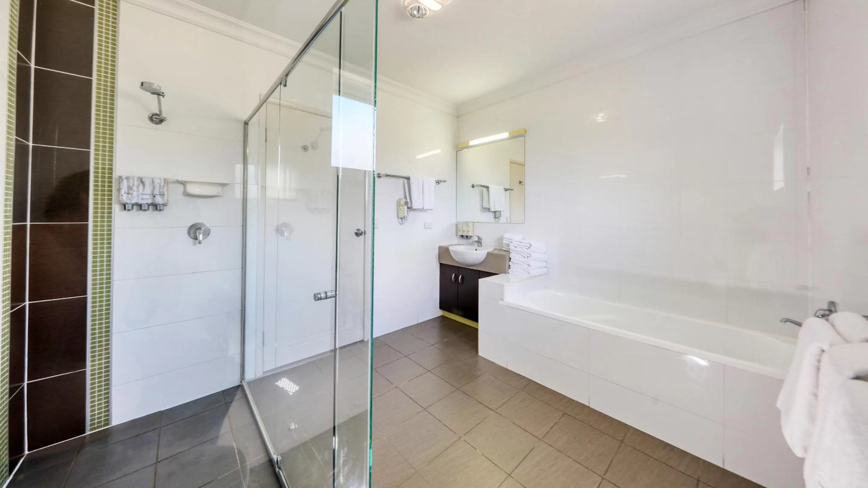 Shower in Drovers Motor Inn