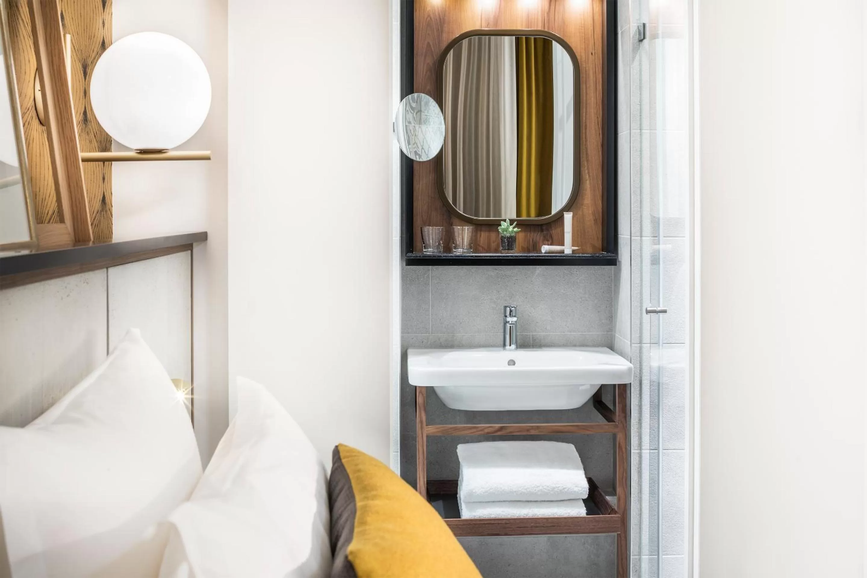 Shower in Best Western Plus La Demeure