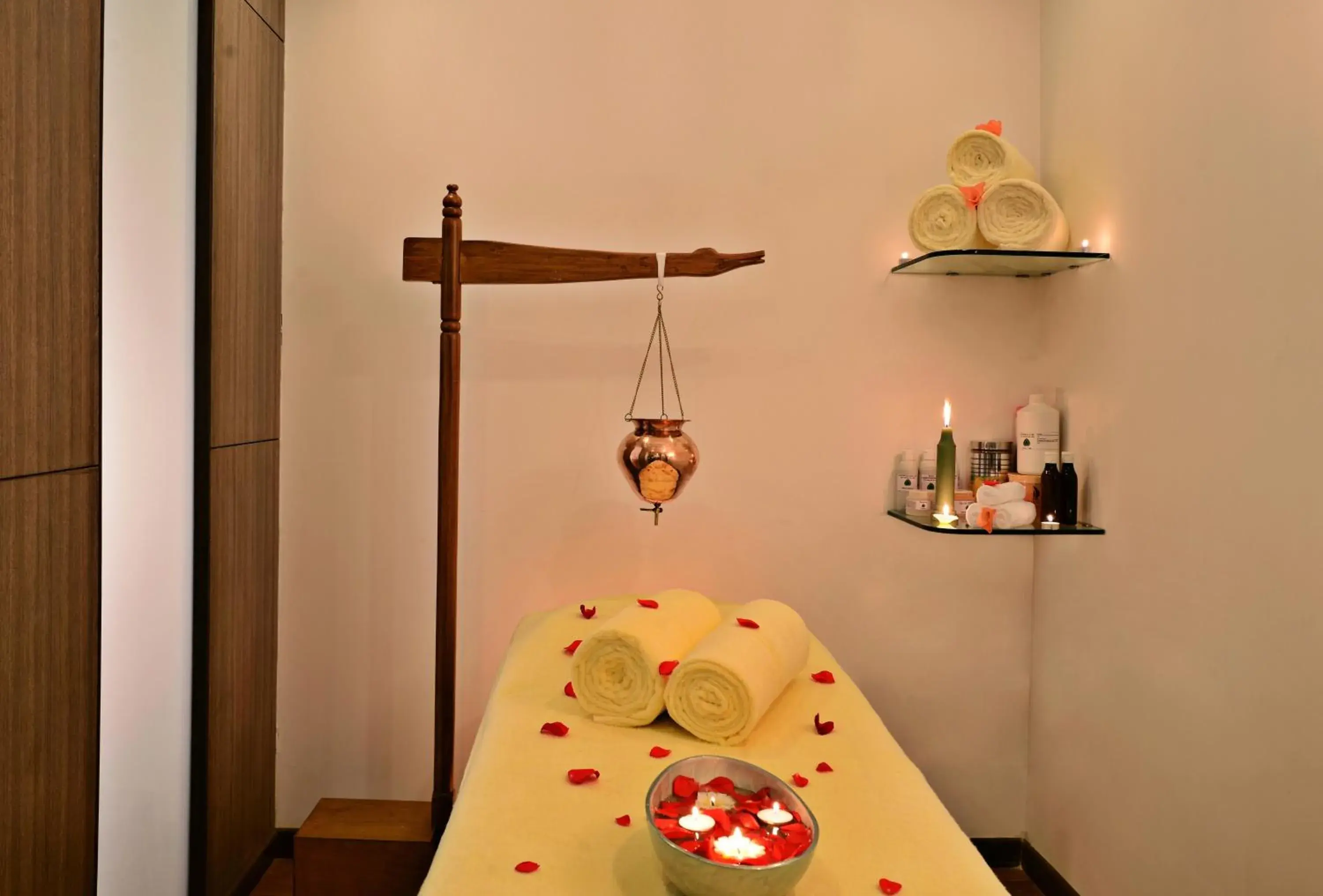 Spa and wellness centre/facilities, Bathroom in Leisure Inn Grand Chanakya