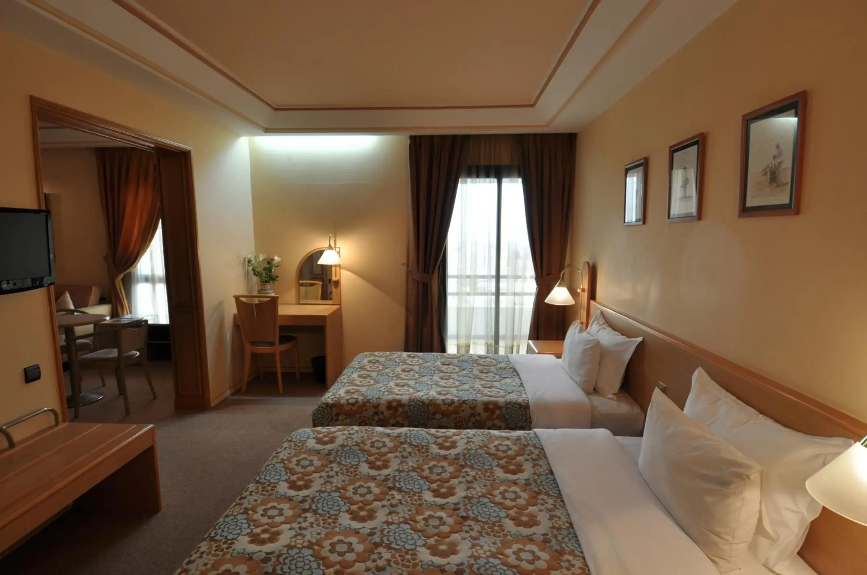 Photo of the whole room, Bed in Hôtel Wassim