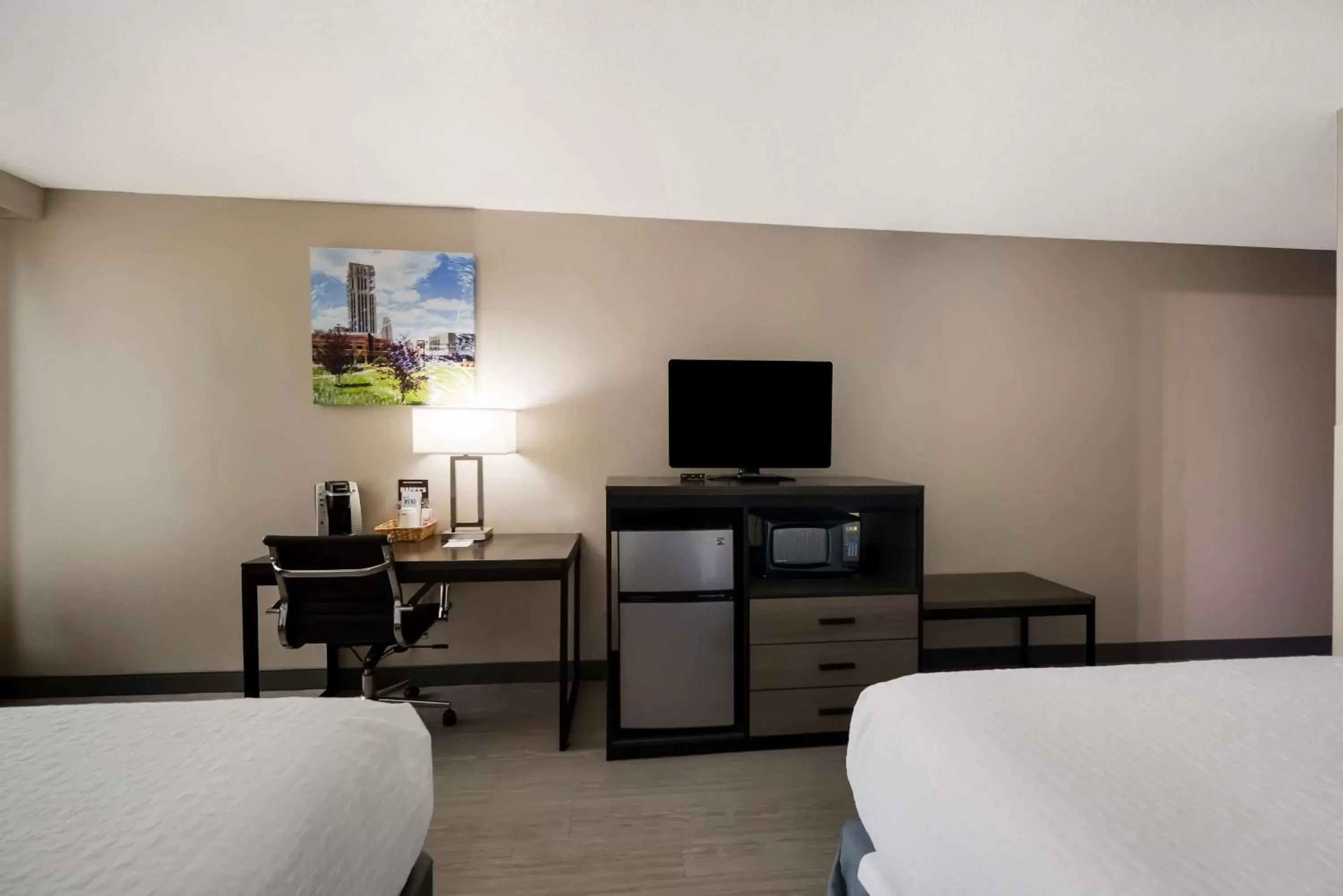 Bedroom, TV/Entertainment Center in Best Western Executive Inn