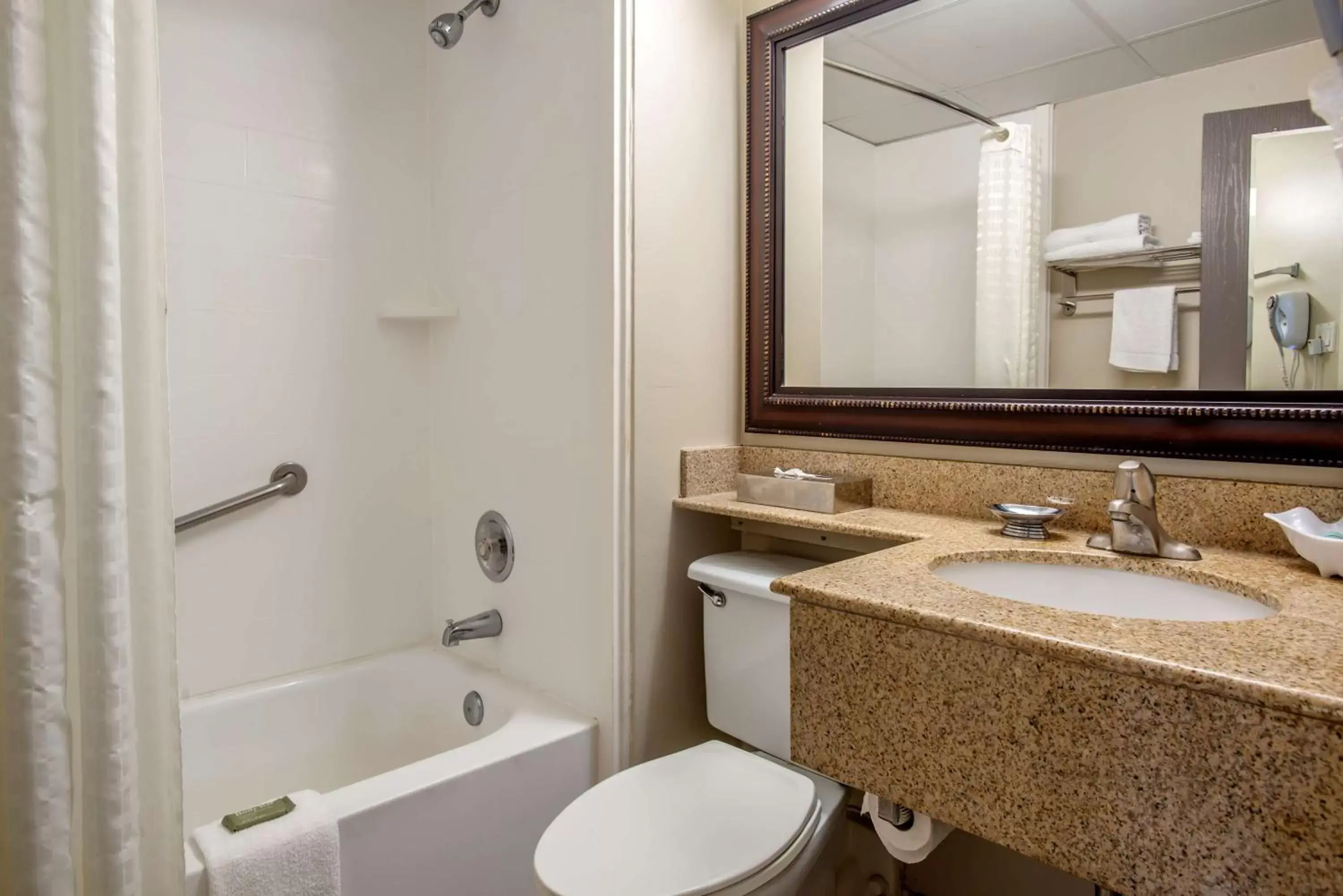 Kign Suite with Hot Tub - Non-Smoking in Best Western Fort Washington Inn Kign Suite with Hot Tub - Non-Smoking in Best Western Fort Washington Inn