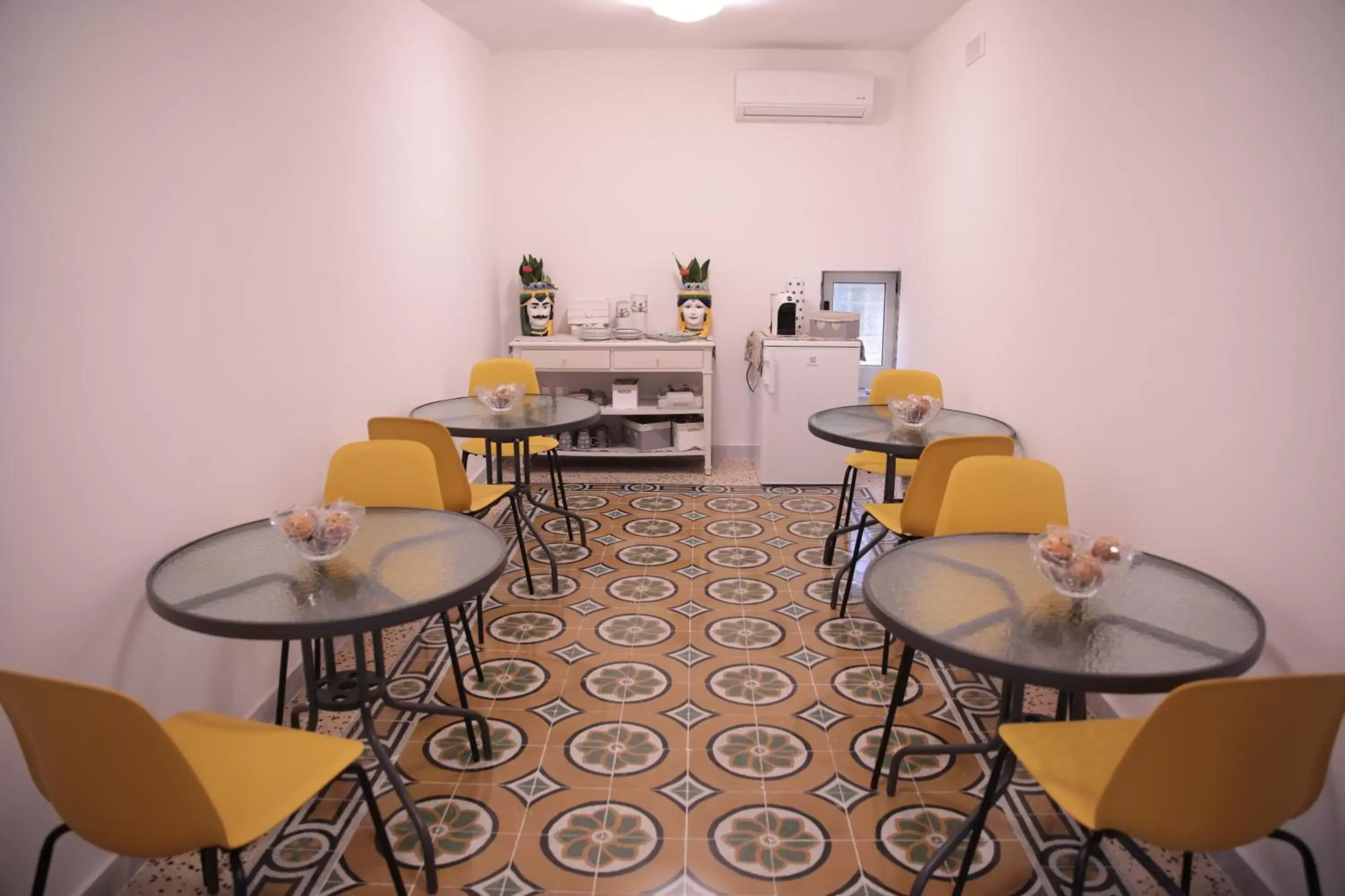 Restaurant/places to eat in Palazzo Caracciolo del Sole Restaurant/places to eat in Palazzo Caracciolo del Sole