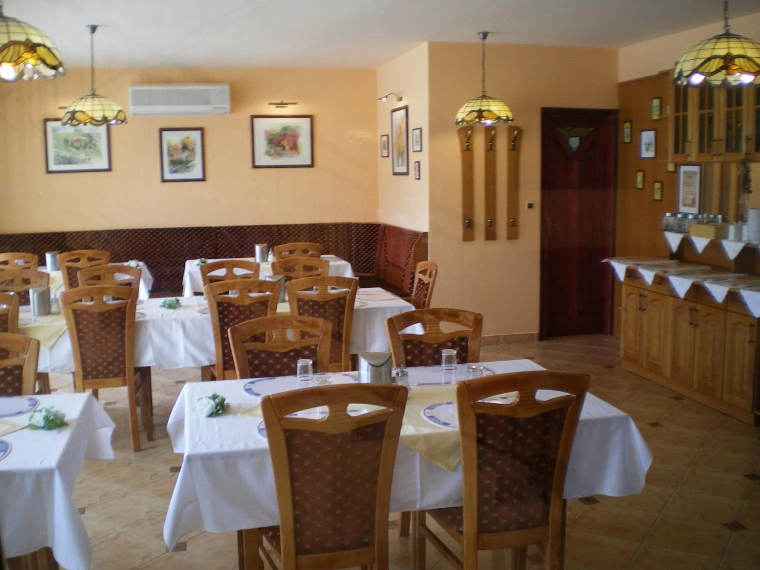 Restaurant/Places to Eat in Mediterrán Panzió