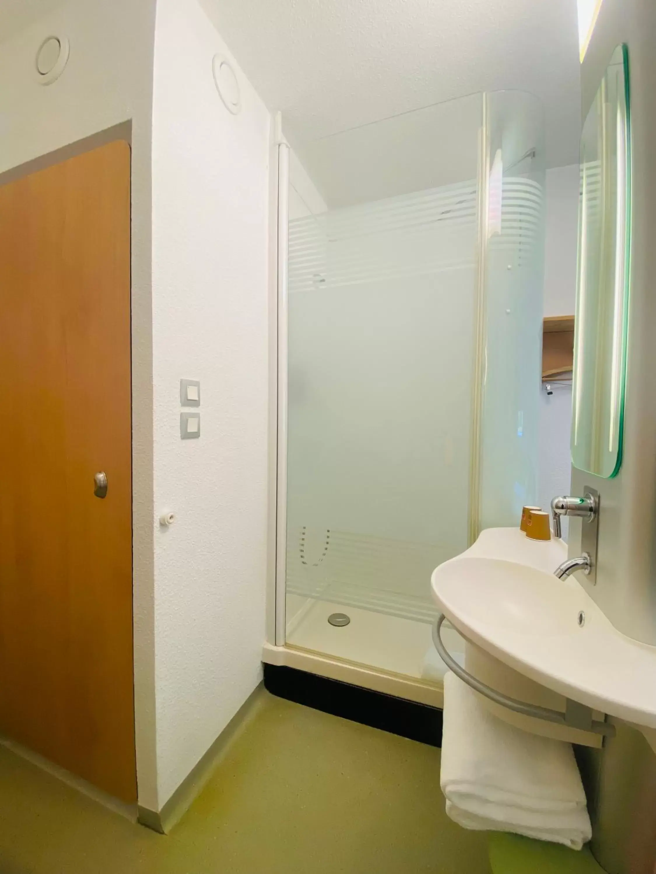 Bathroom in ibis budget Noyon