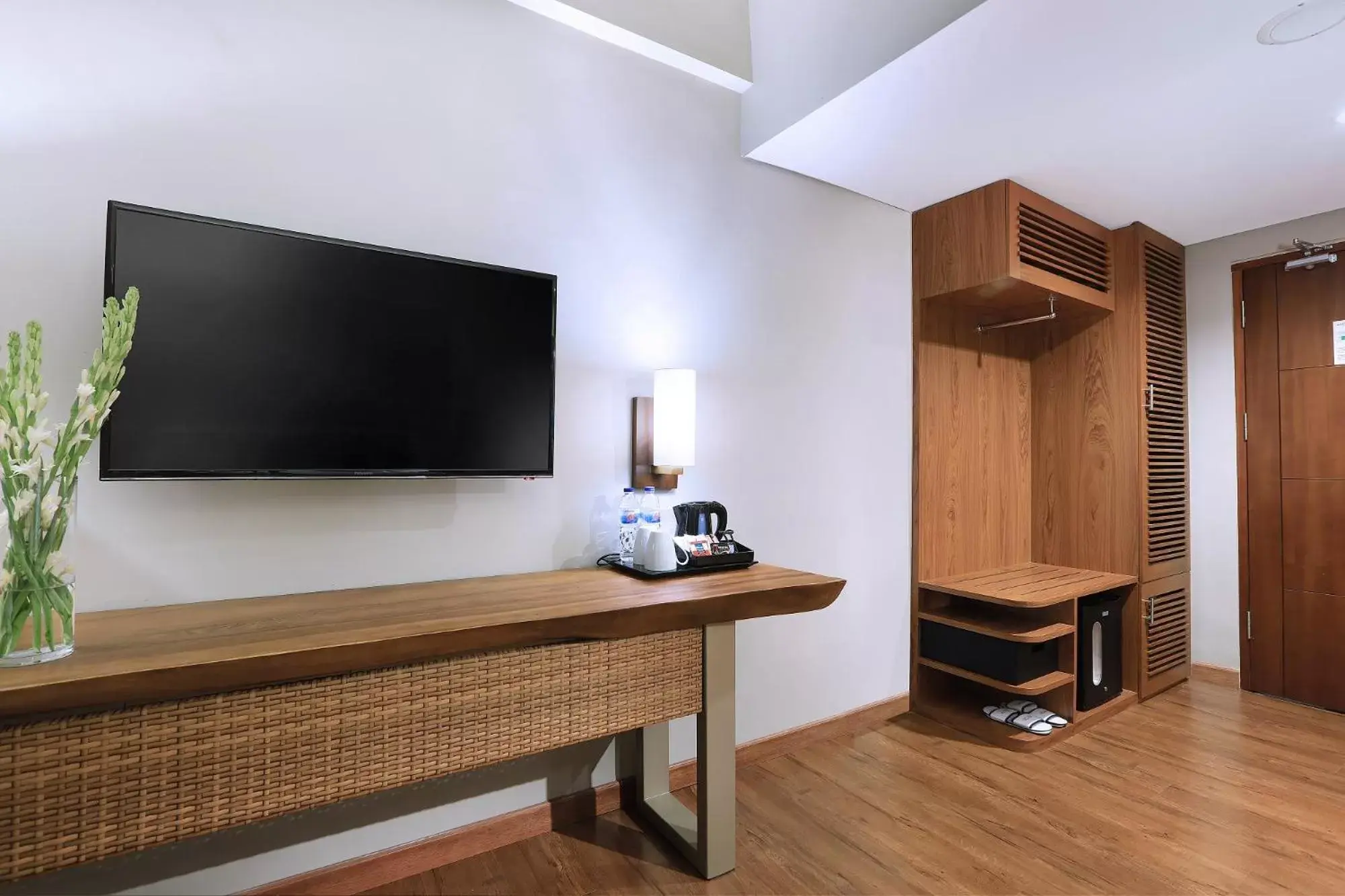 Bedroom, TV/Entertainment Center in ASTON Inn Batu