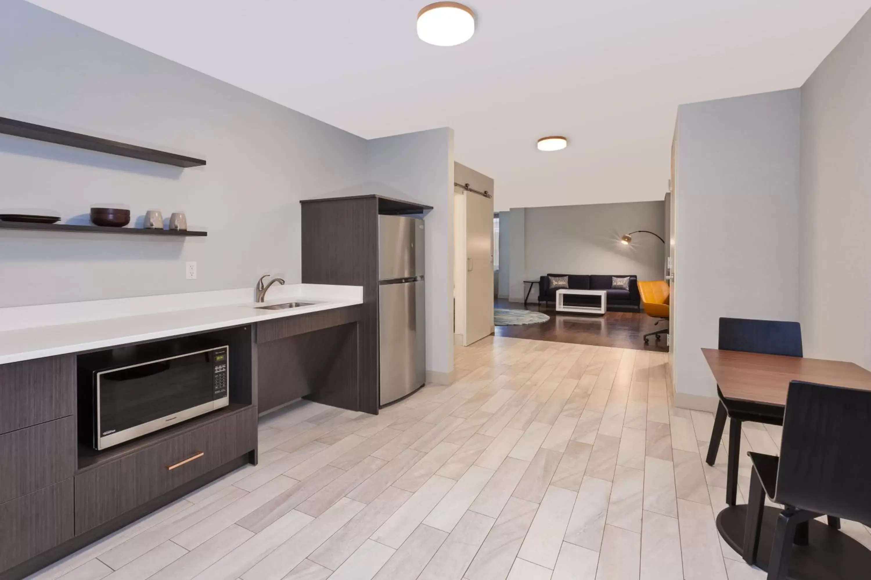 Photo of the whole room, Kitchen/Kitchenette in Hotel Indigo Rochester - Mayo Clinic Area