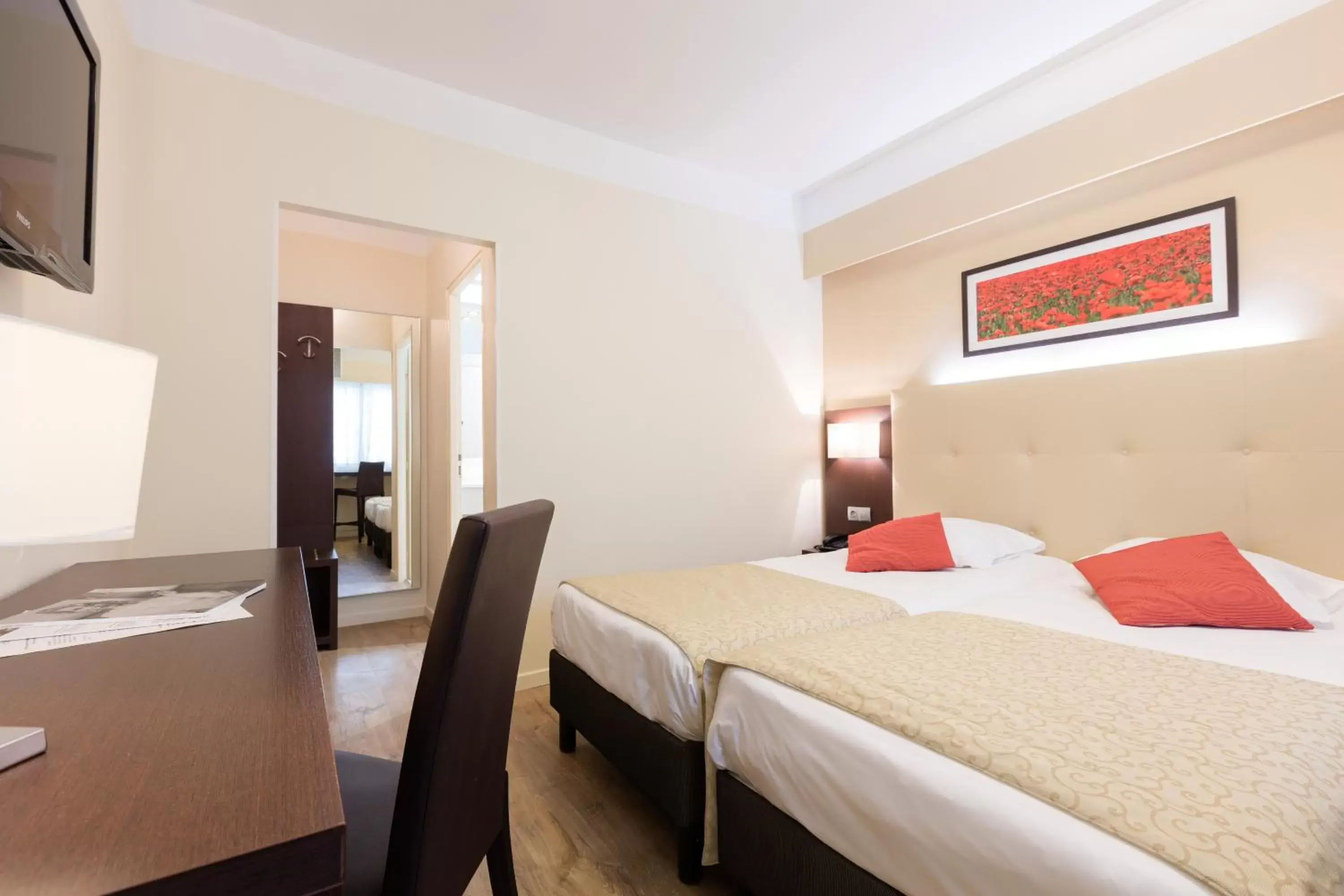 Photo of the whole room, Bed in Hôtel Rotonde Aix-en-Provence centre Photo of the whole room, Bed in Hôtel Rotonde Aix-en-Provence centre