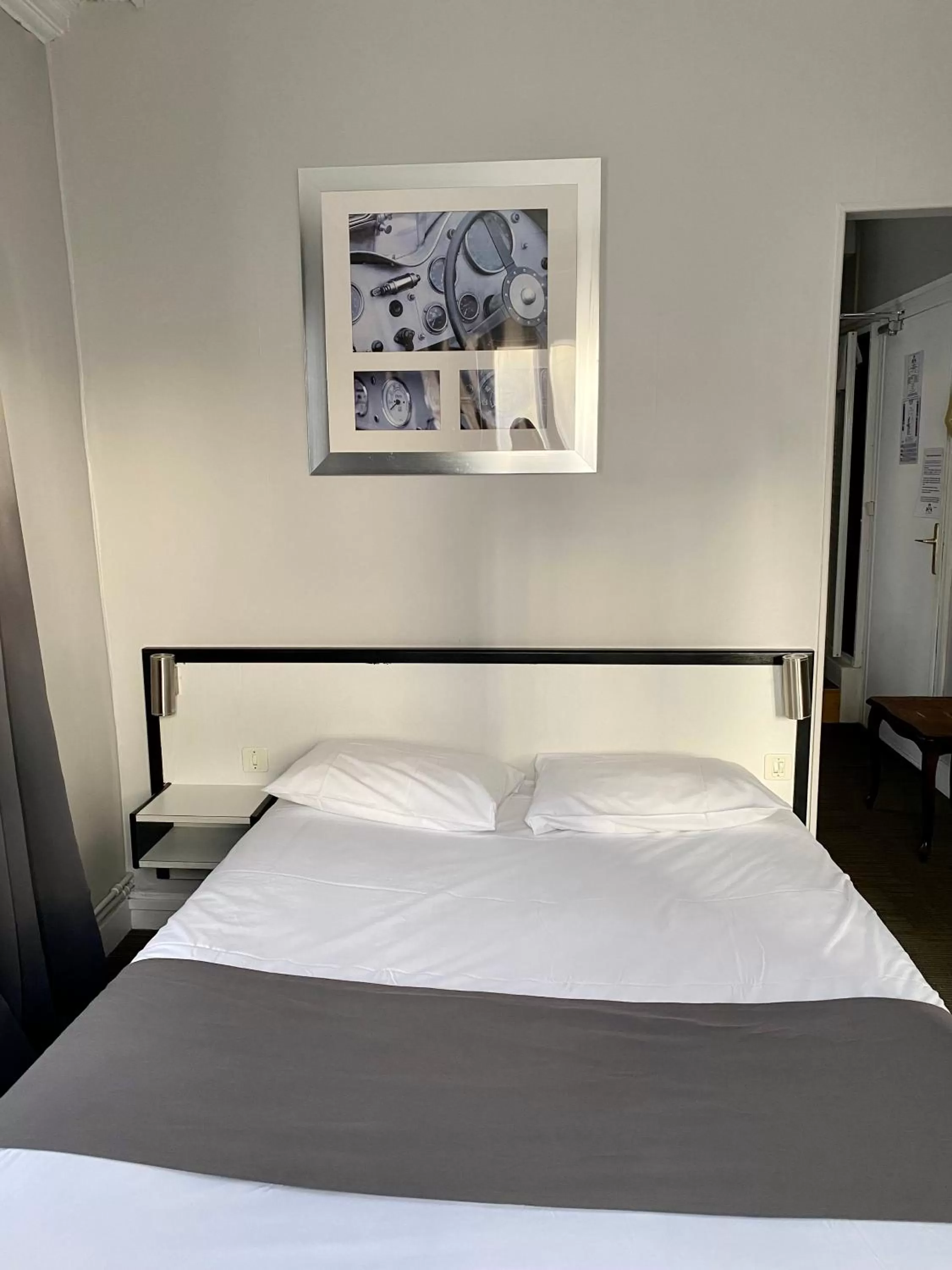 Bed in Hôtel Céline - Hôtel de la Gare