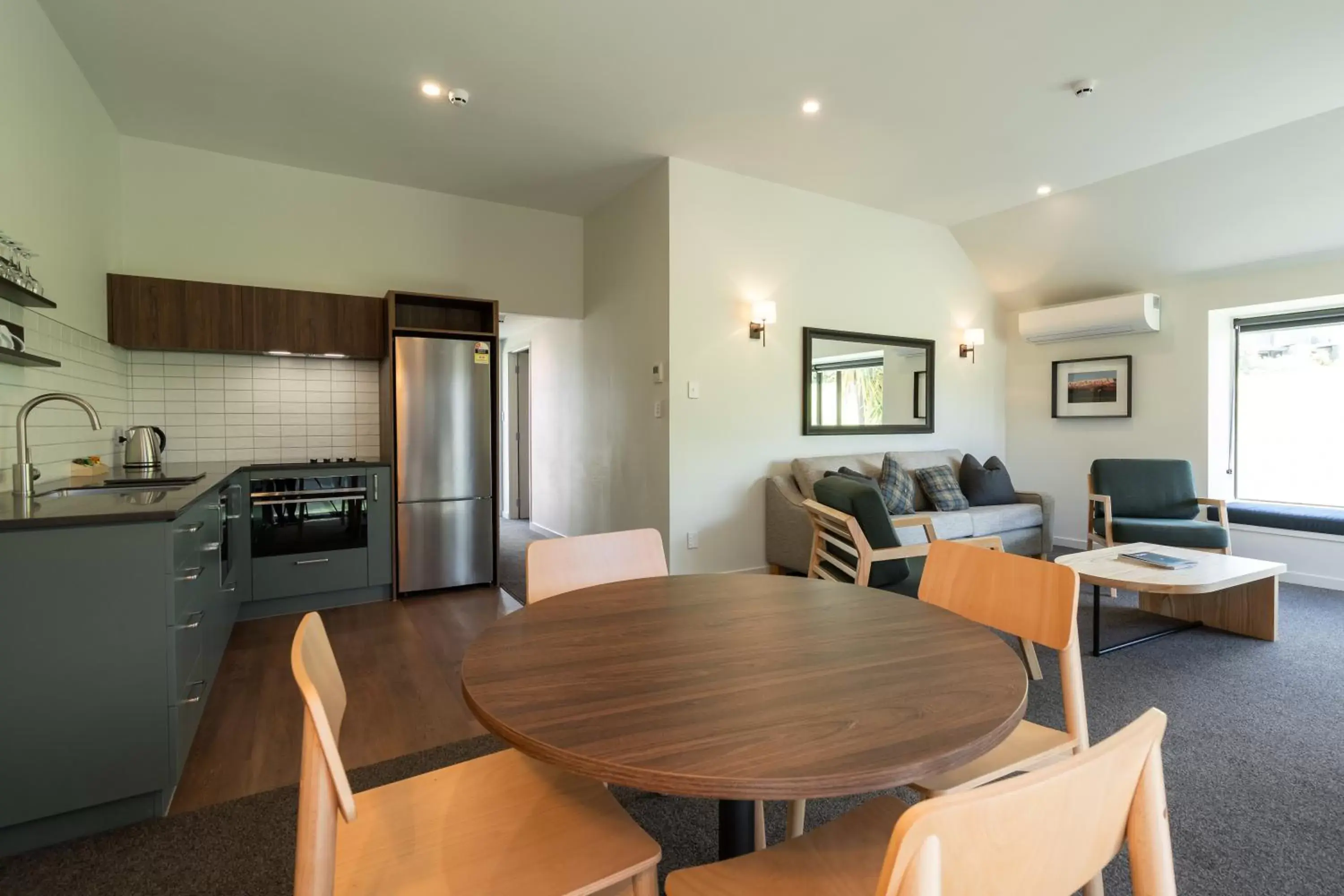 Kitchen or kitchenette, Dining Area in Edgewater Hotel