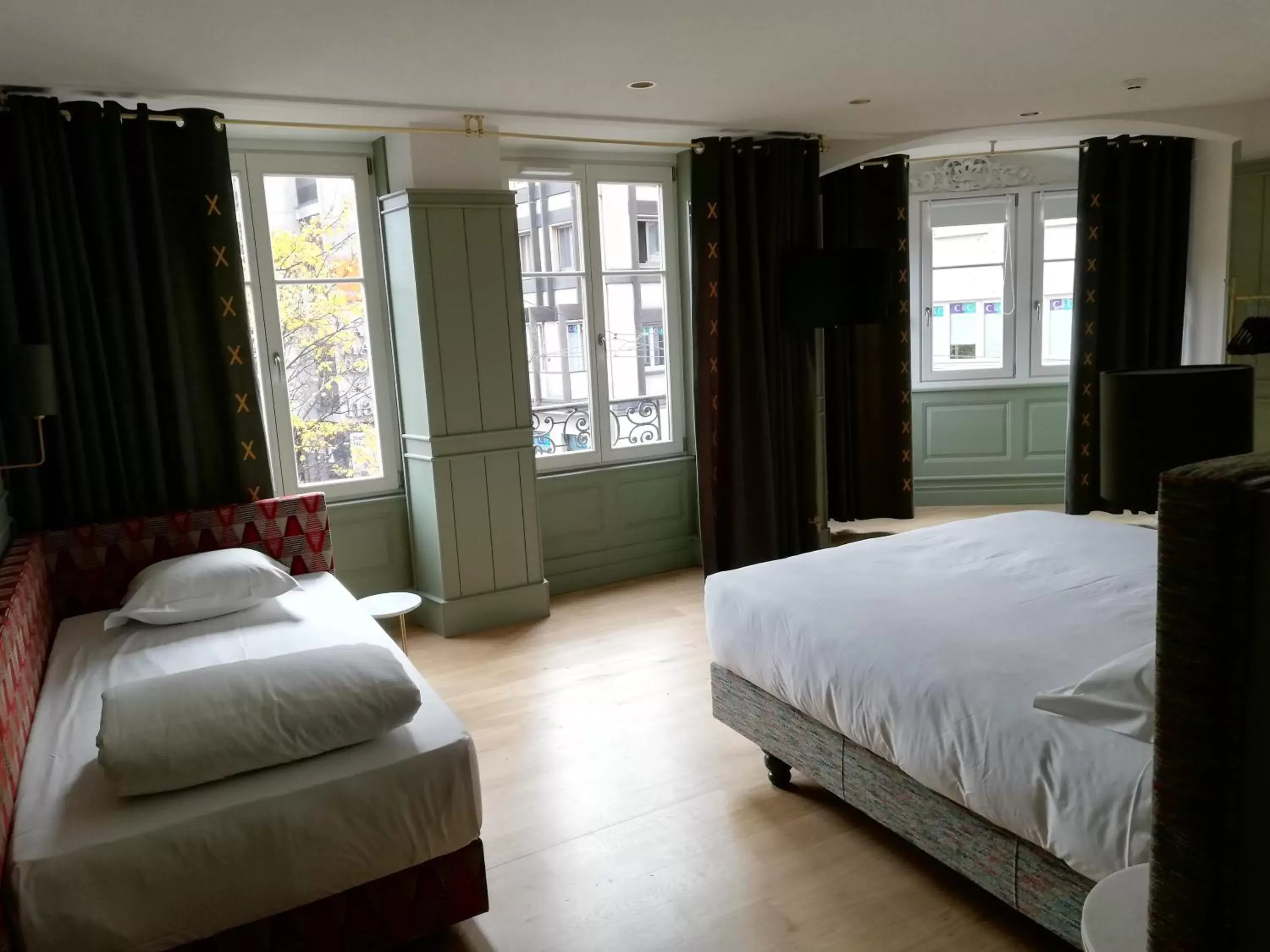 Photo of the whole room, Bed in Le Kléber Hôtel
