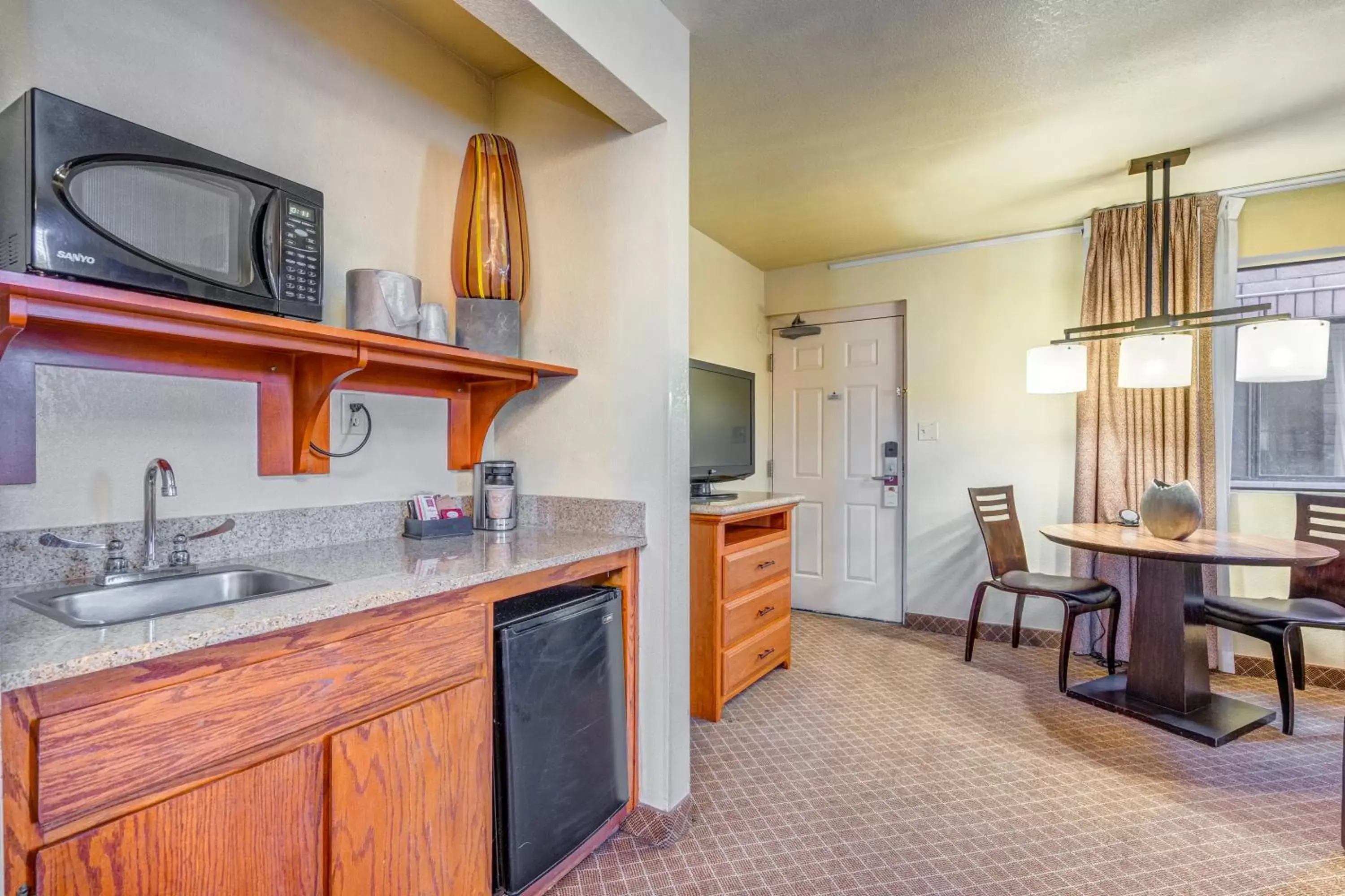 Dining area, Kitchen/Kitchenette in Sierra Suites Boutique Hotel