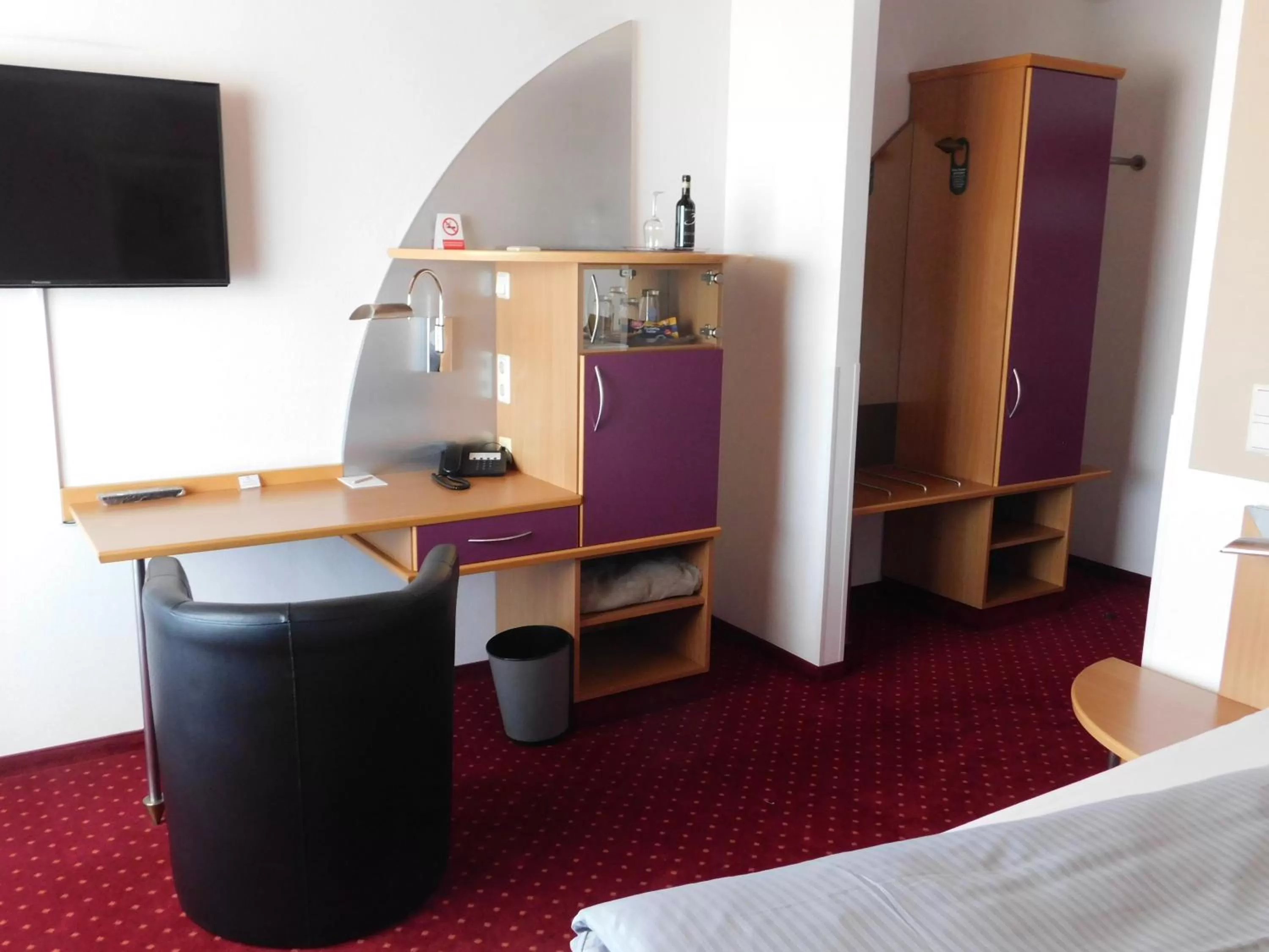 Photo of the whole room, Bed in Hotel KonradP Holzkirchen