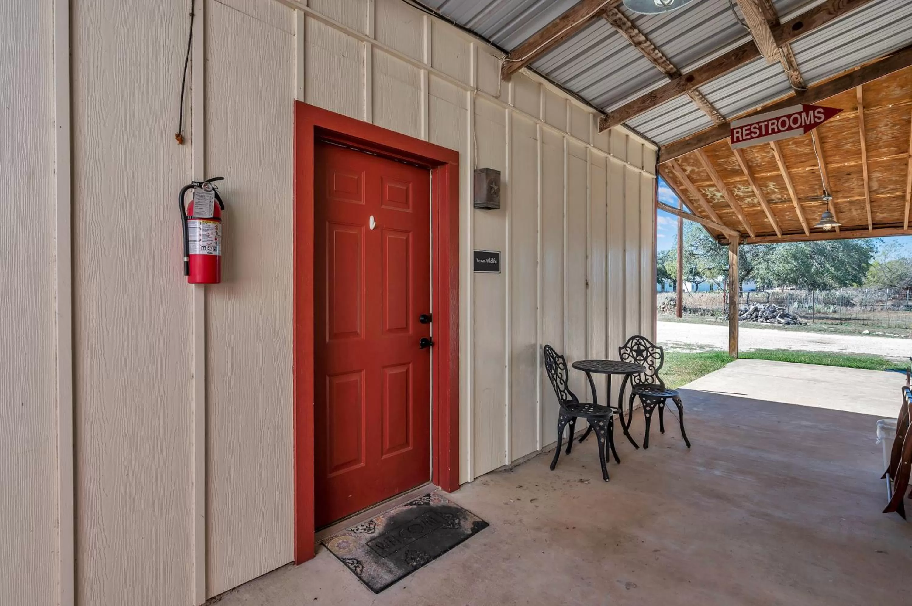 Facade/entrance in Full Moon Inn