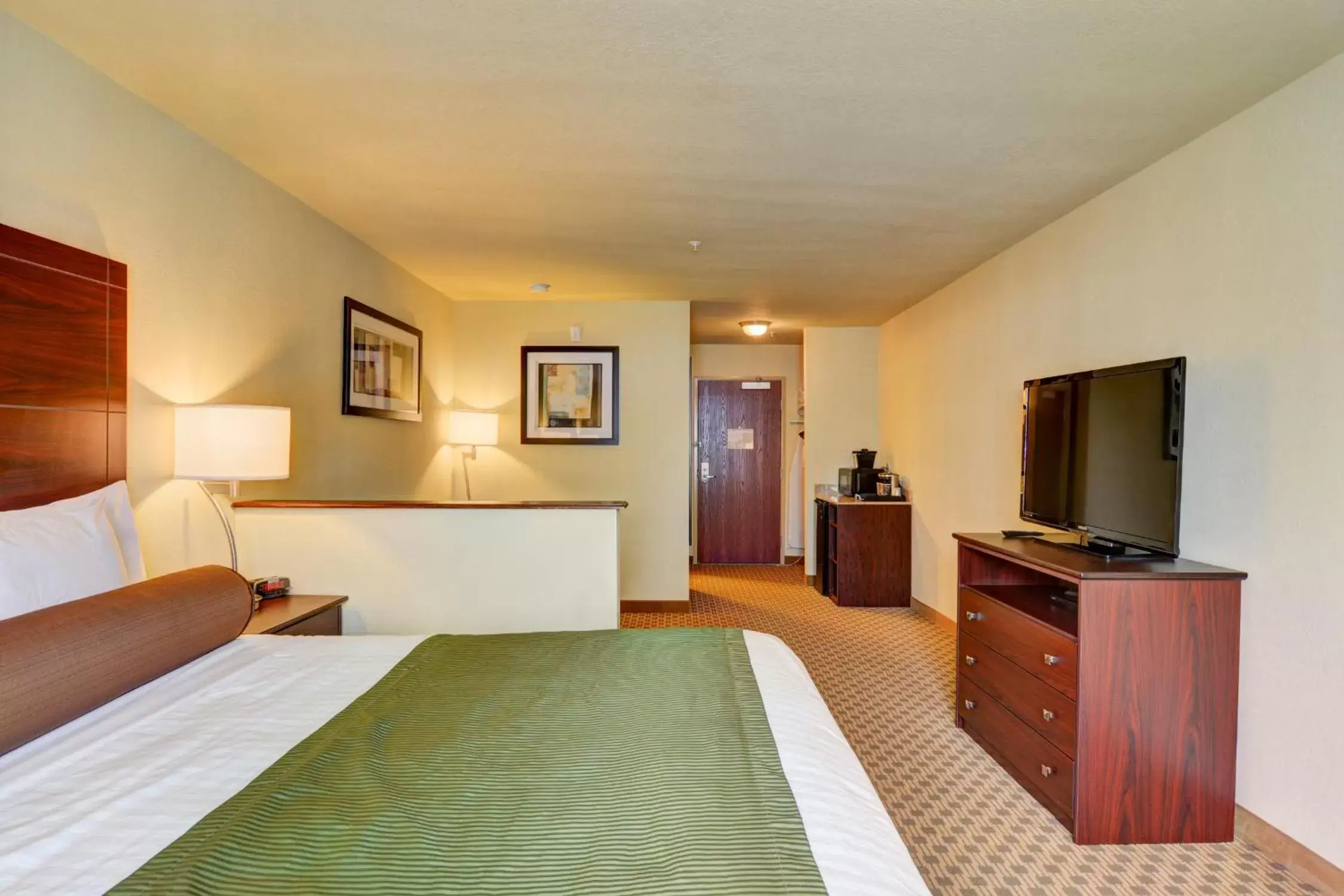 Bedroom, Bed in Cobblestone Hotel & Suites - Punxsutawney