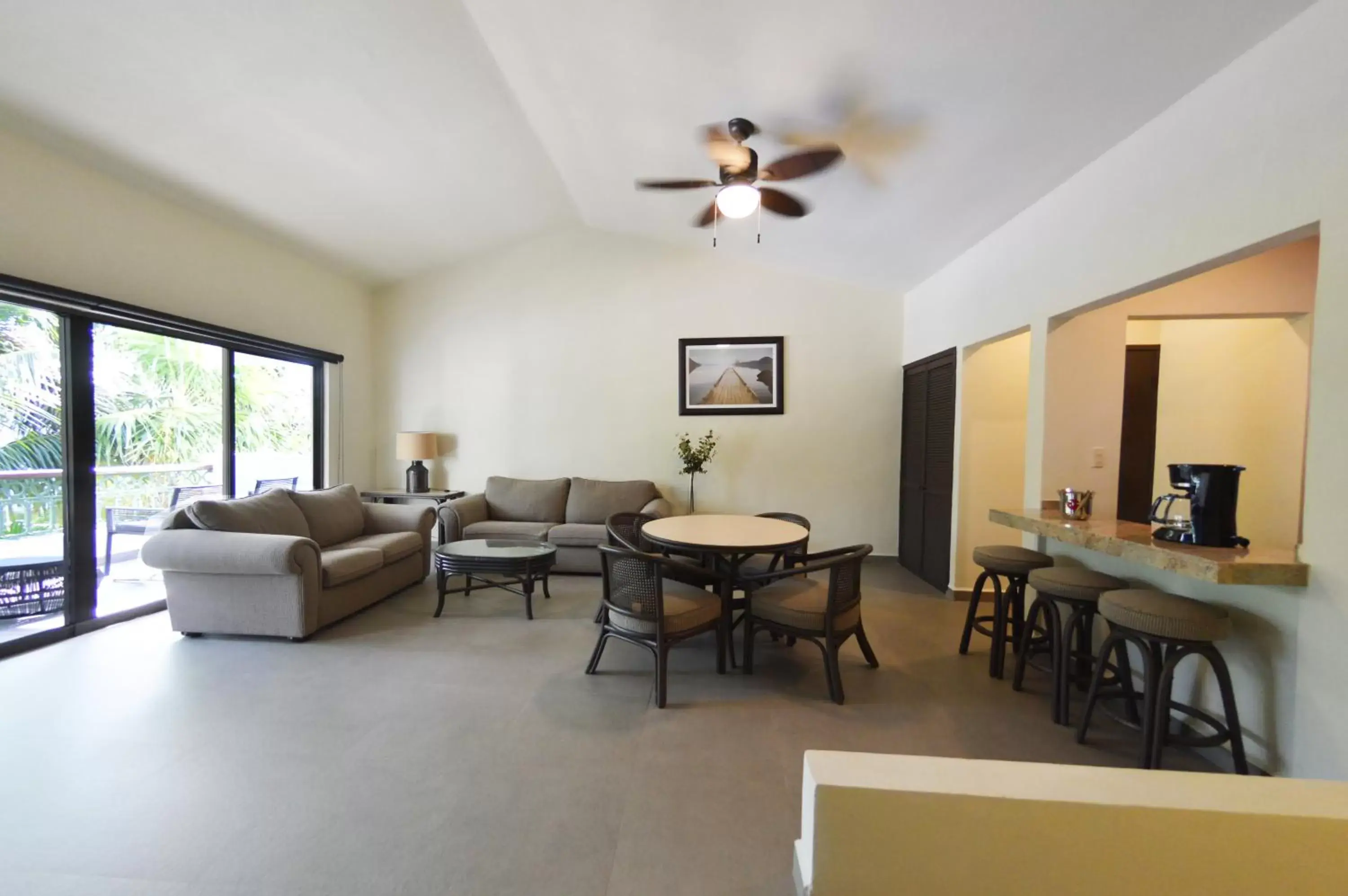 Kitchen or kitchenette, Lounge/Bar in Sina Suites