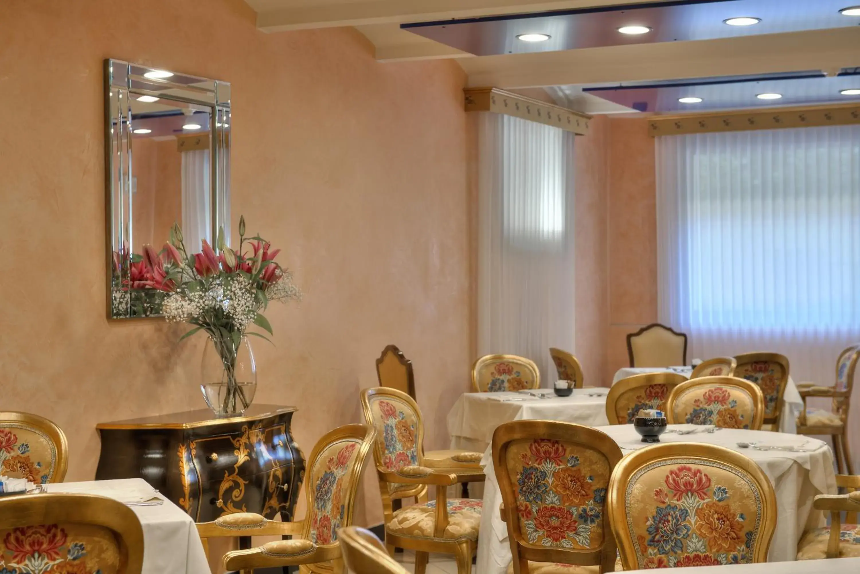 Restaurant/Places to Eat in Central Park Hotel Modena