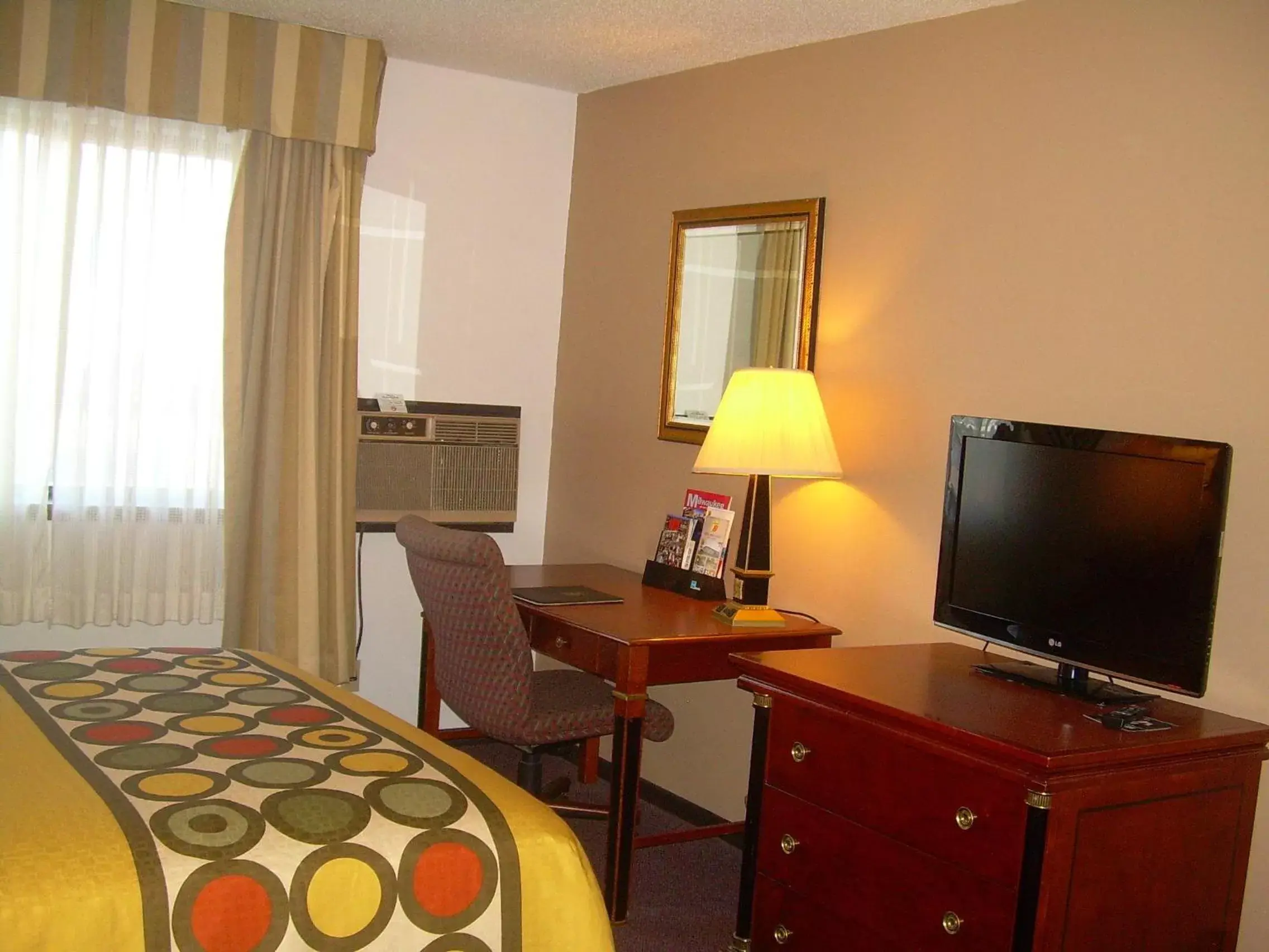 Seating area, TV/Entertainment Center in Super 8 by Wyndham Milwaukee Airport