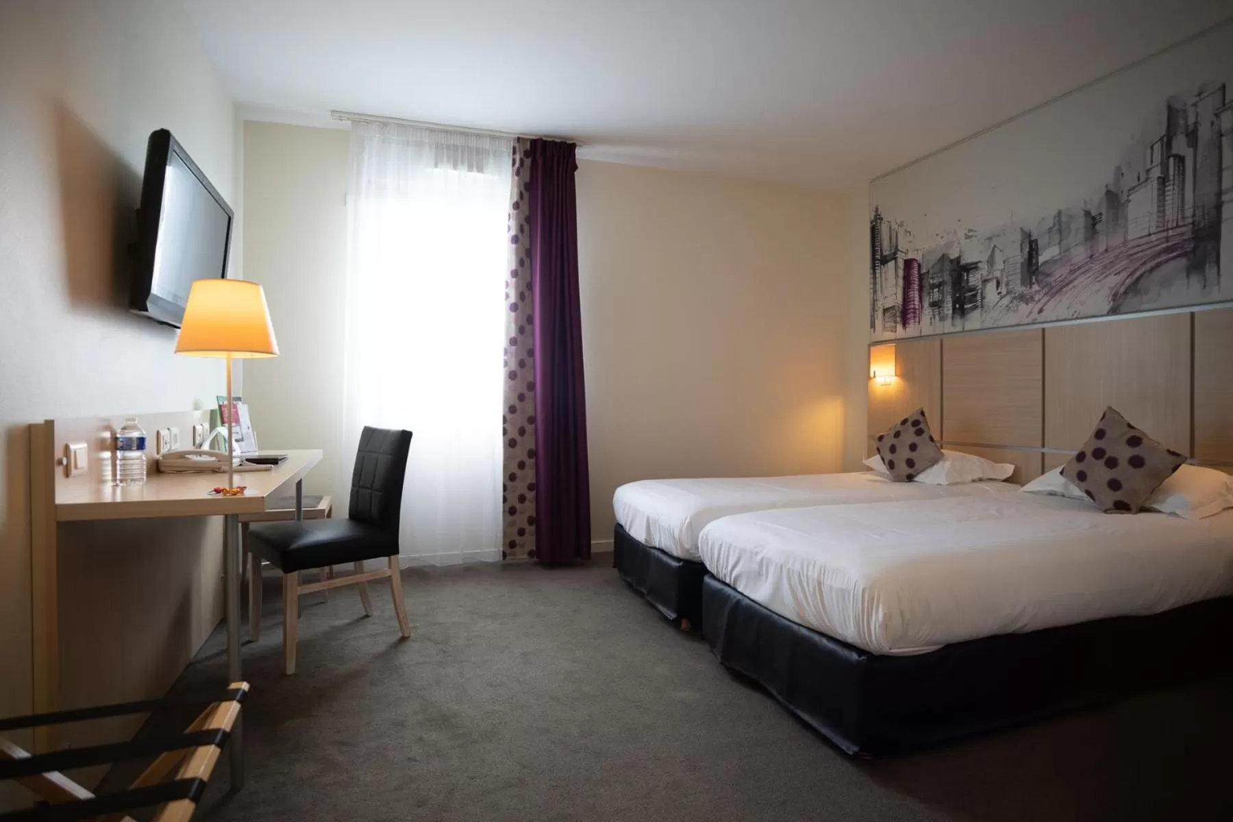 Photo of the whole room, Bed in The Originals Boutique, Actuel Hôtel, Saint-Etienne Aéroport