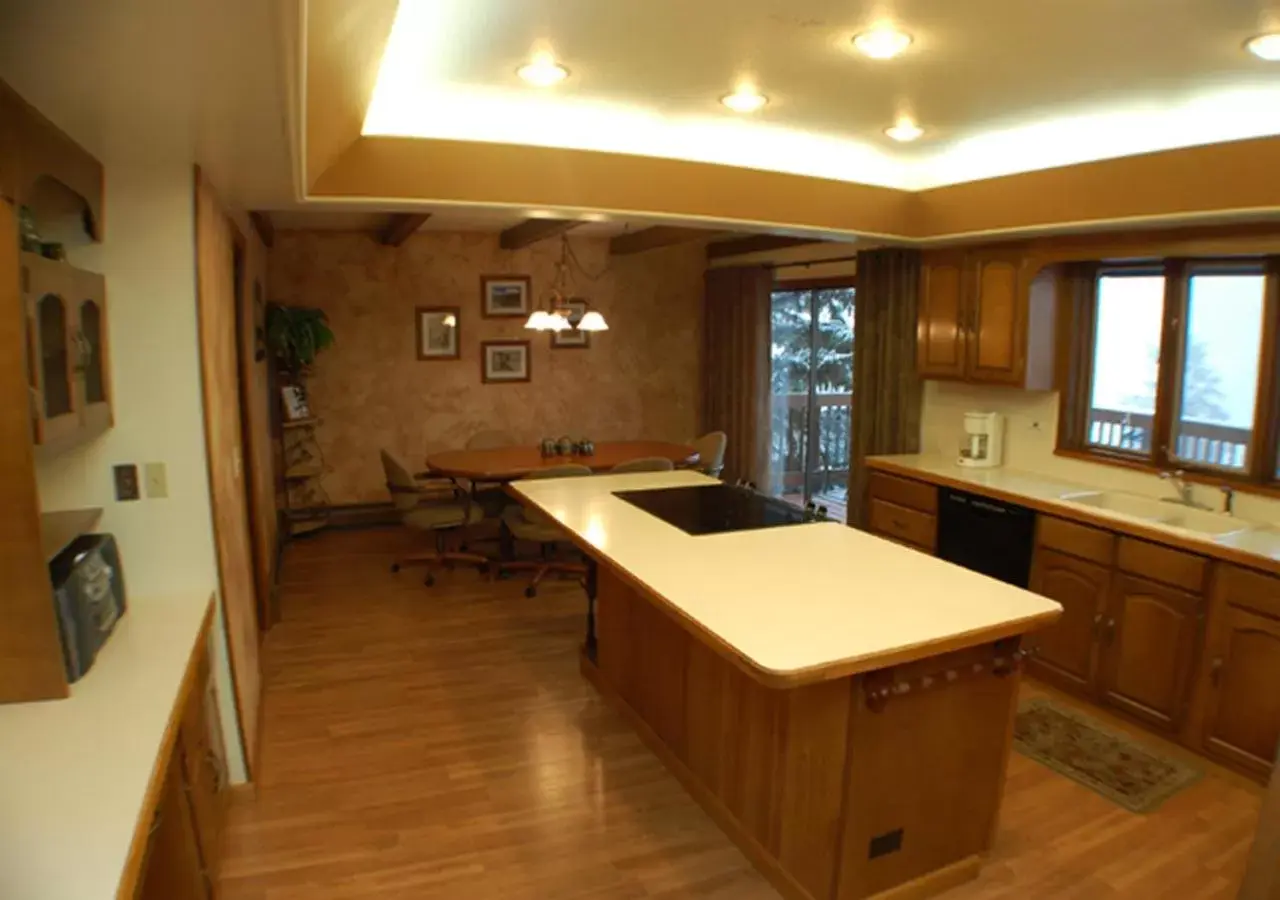 Kitchen/Kitchenette in Wildwood Inn