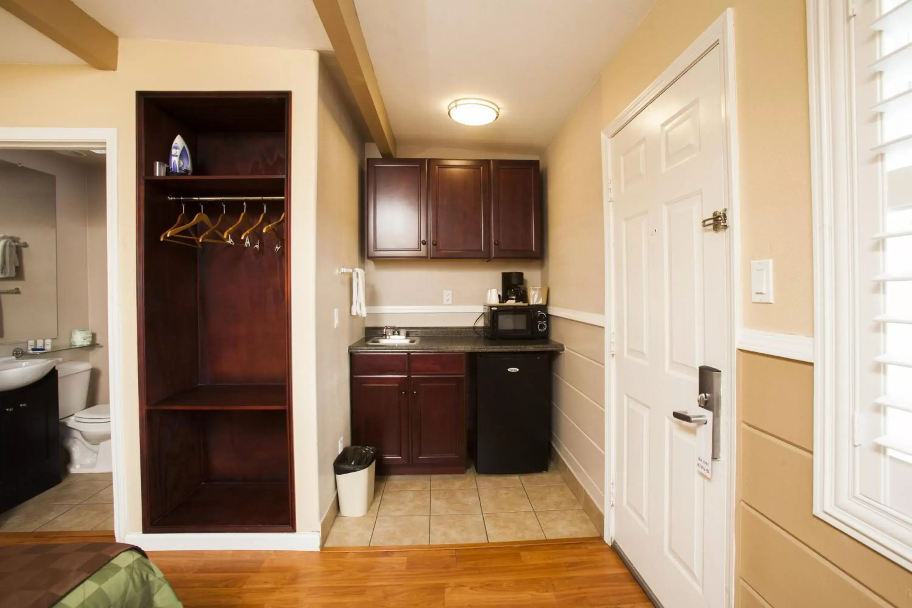 Coffee/tea facilities, Kitchen/Kitchenette in Tri-Valley Inn & Suites