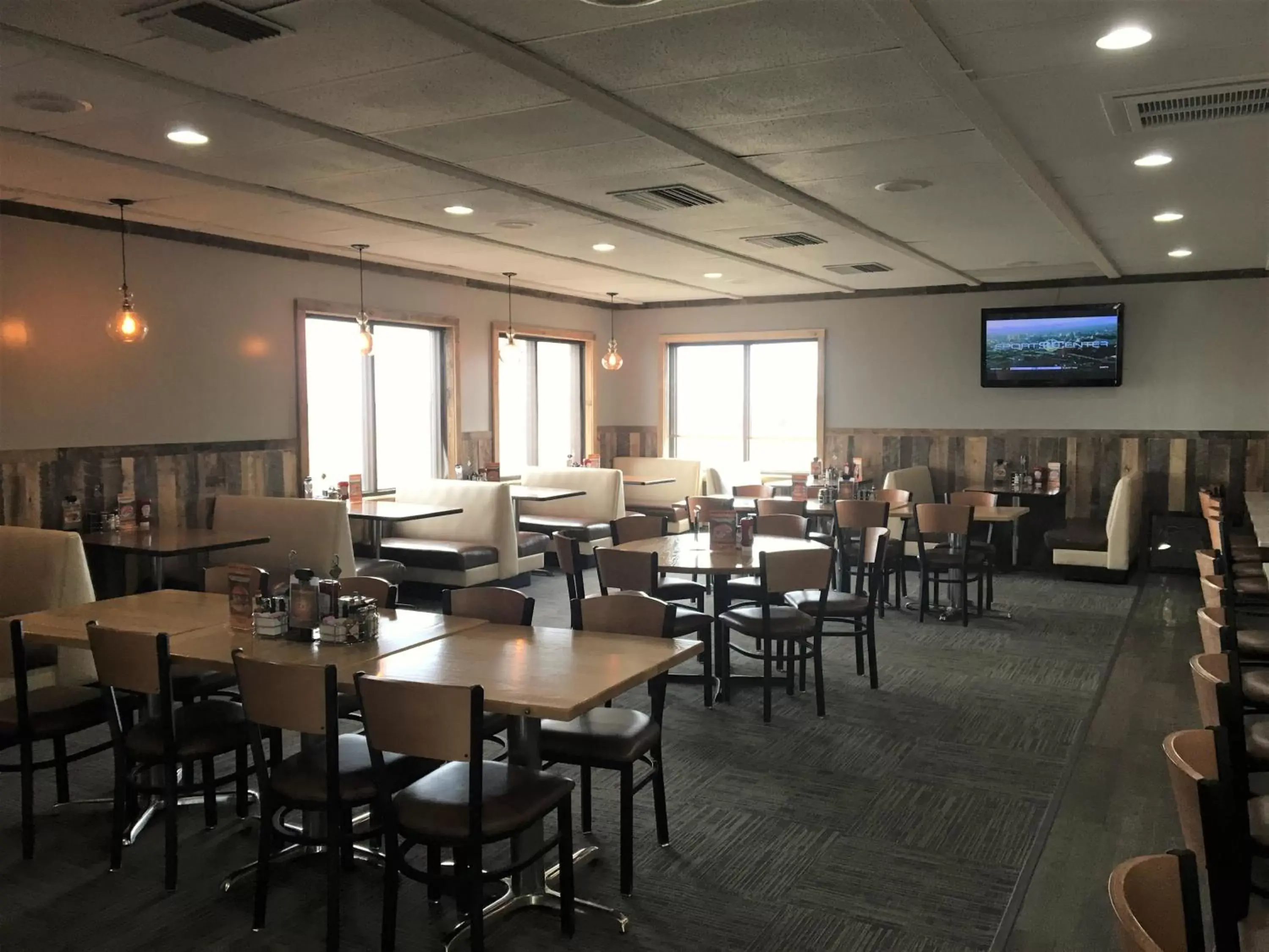 Restaurant/Places to Eat in Sunlac Inn Lakota