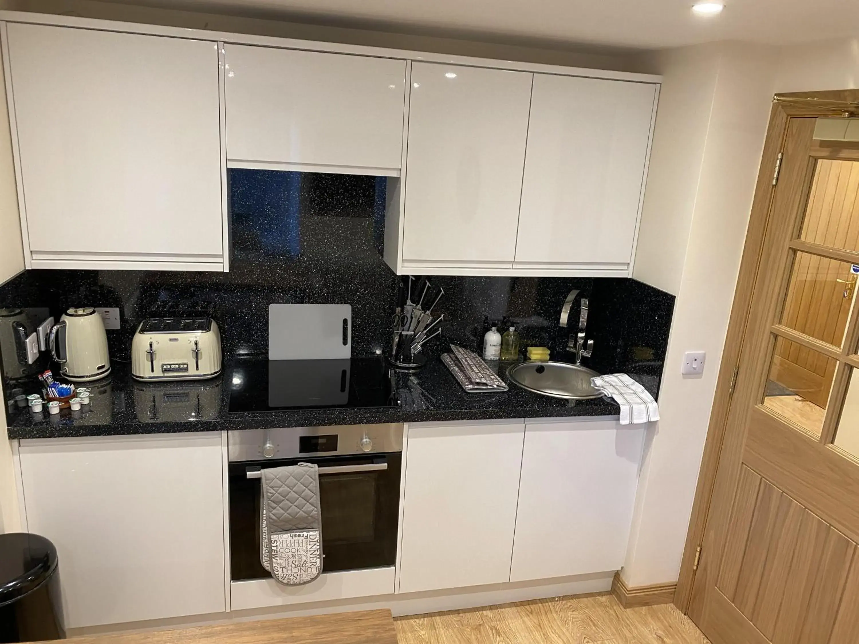 Kitchen or kitchenette, Kitchen/Kitchenette in Waverley Inn Apartments