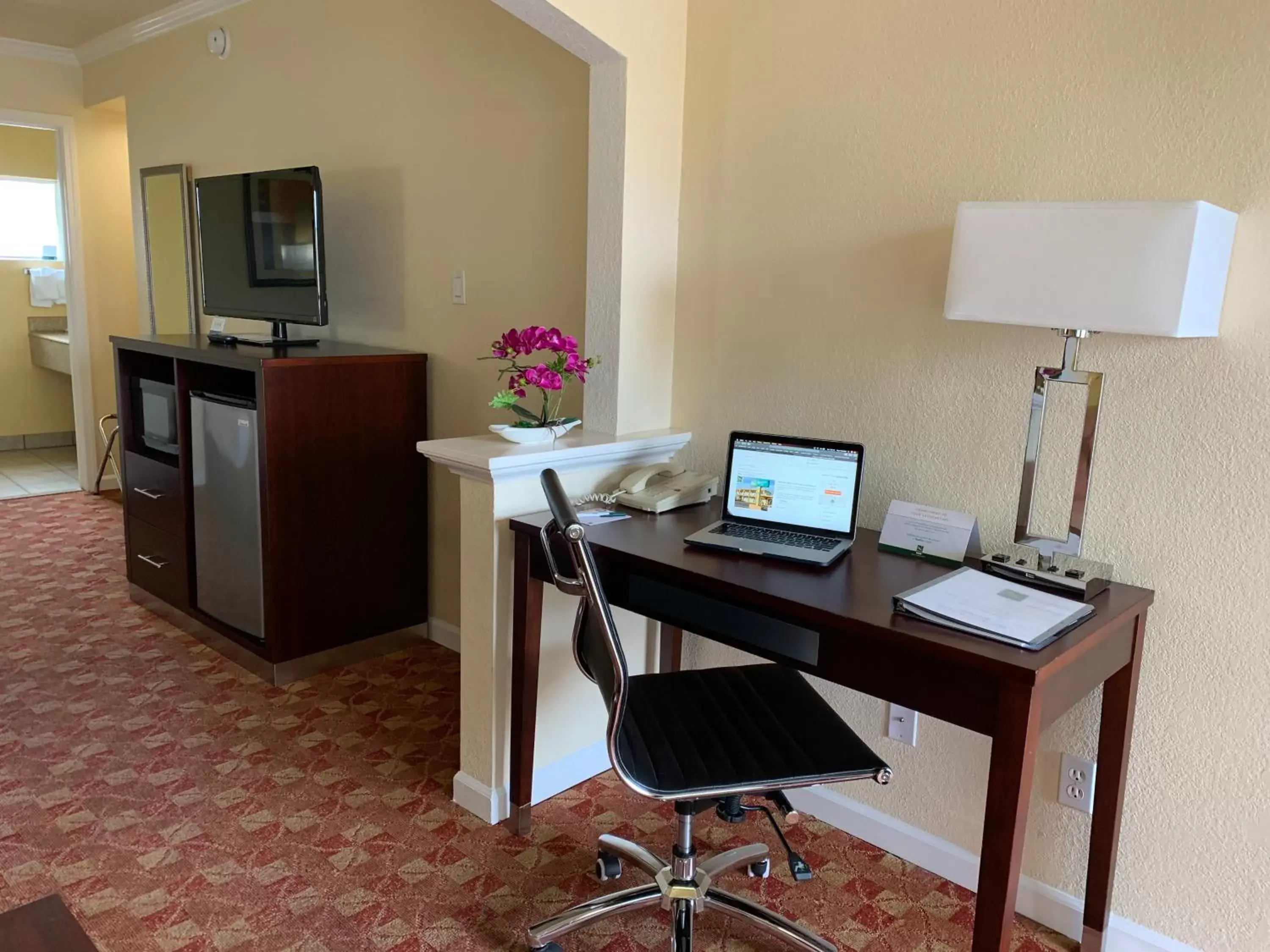 TV/Entertainment Center in Quality Inn Ukiah Downtown