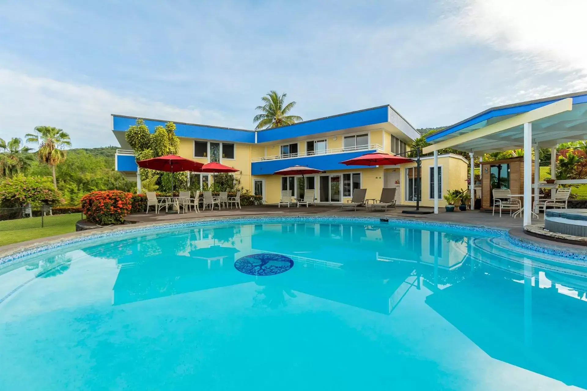 Swimming pool in Luana Inn