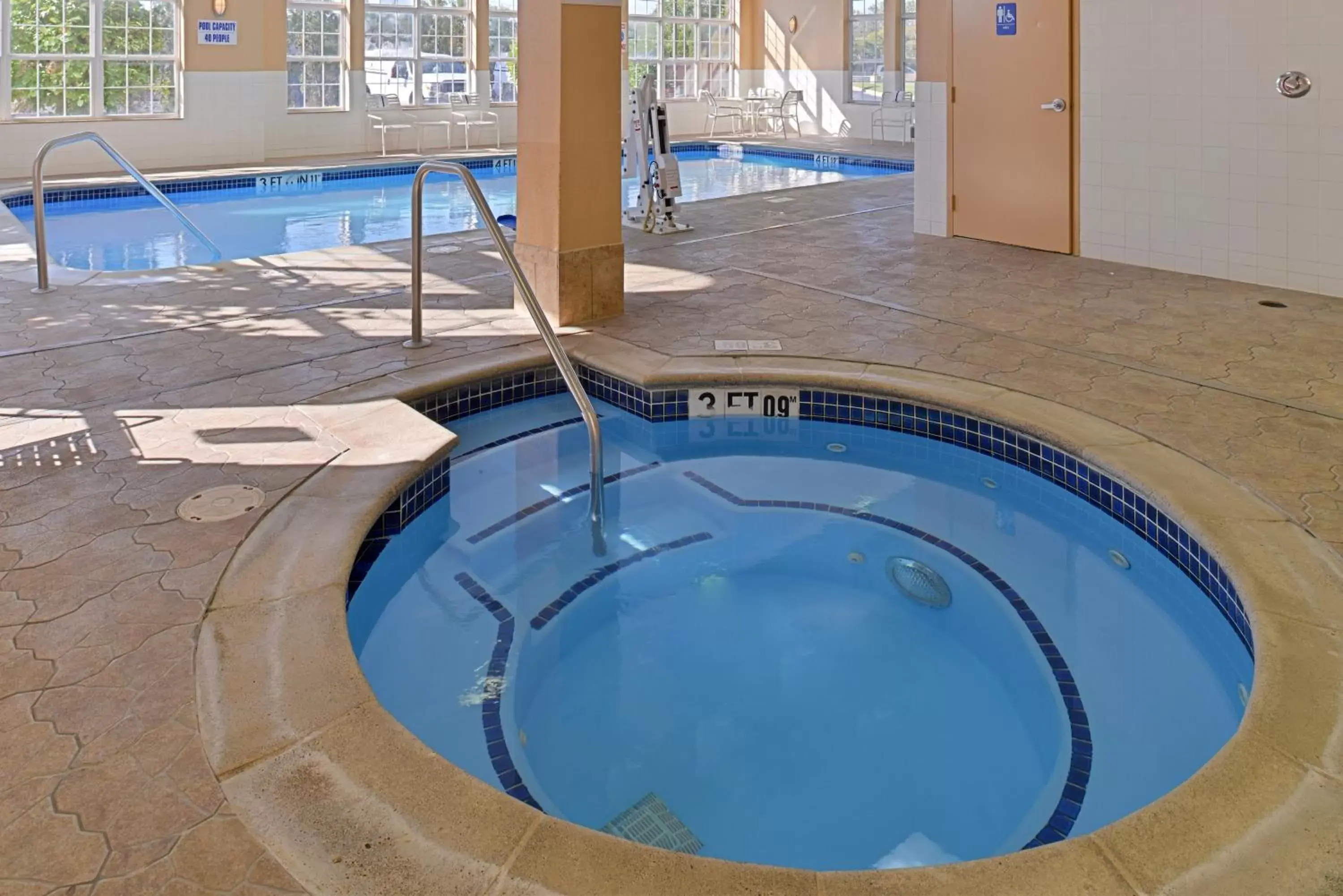 Spa and wellness centre/facilities, Swimming Pool in Holiday Inn Express Hotel & Suites Southfield - Detroit, an IHG Hotel