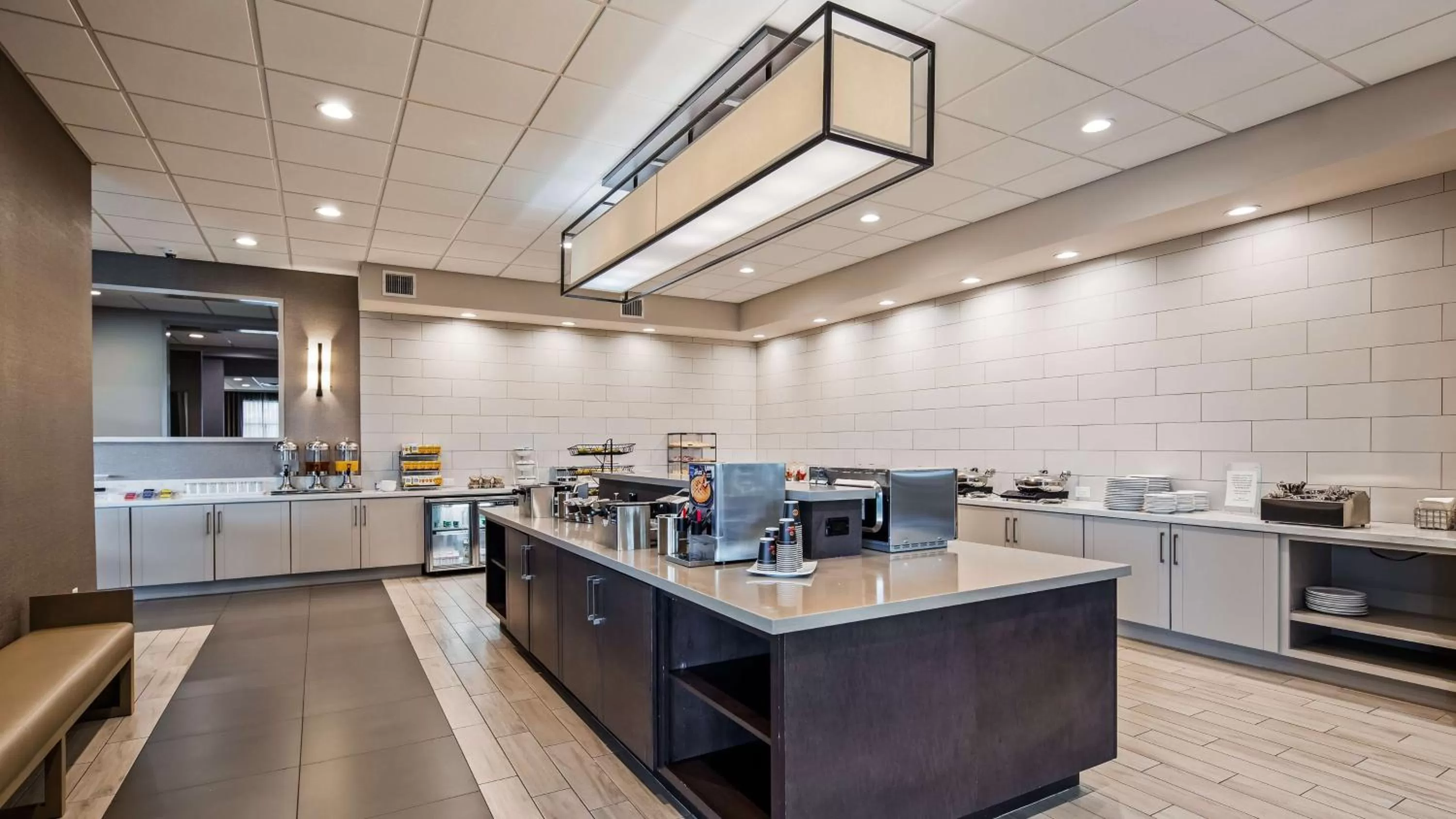 Restaurant/places to eat, Kitchen/Kitchenette in Best Western Premier Energy Corridor