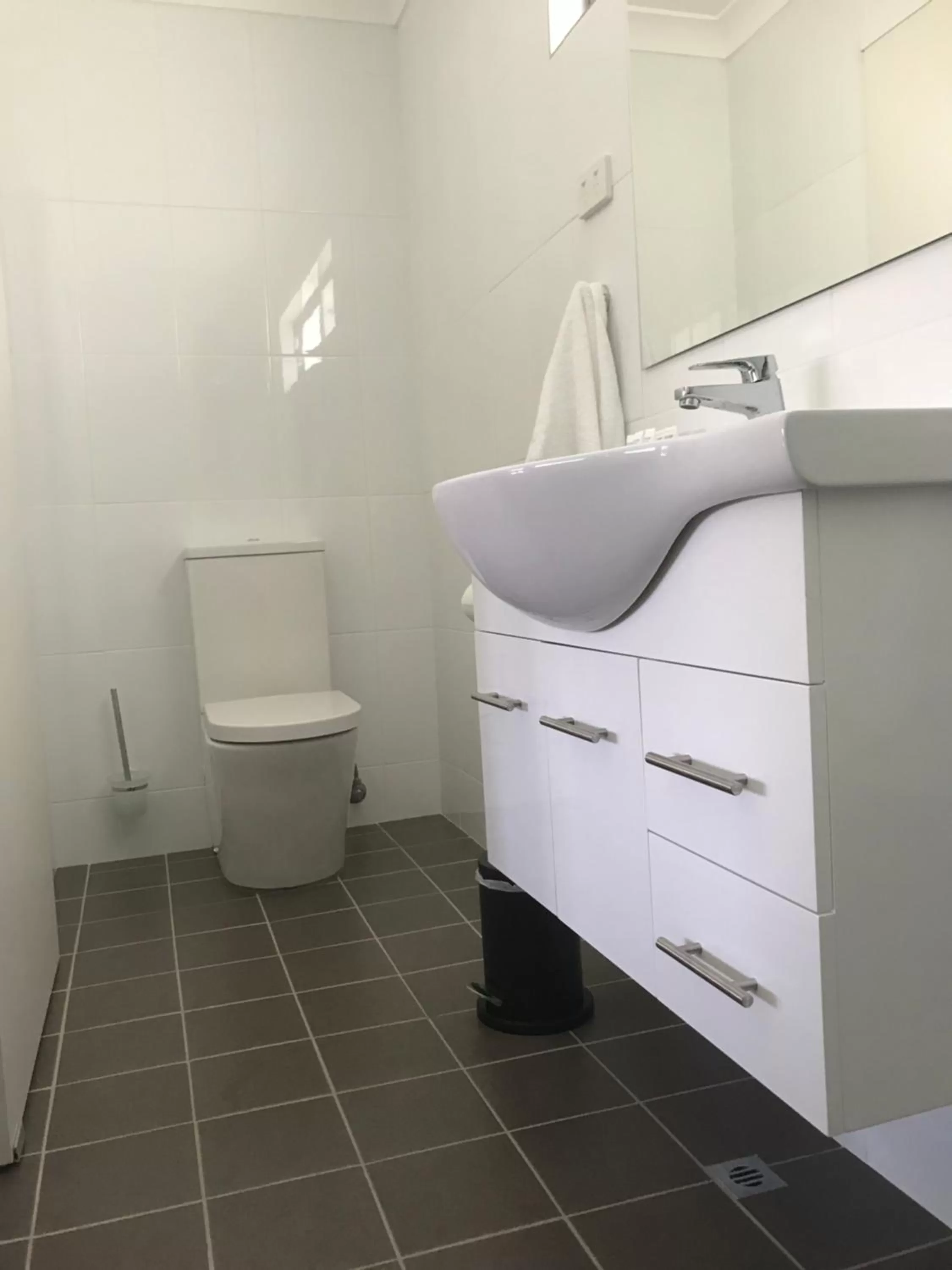 Toilet in Kootingal Landview Motel