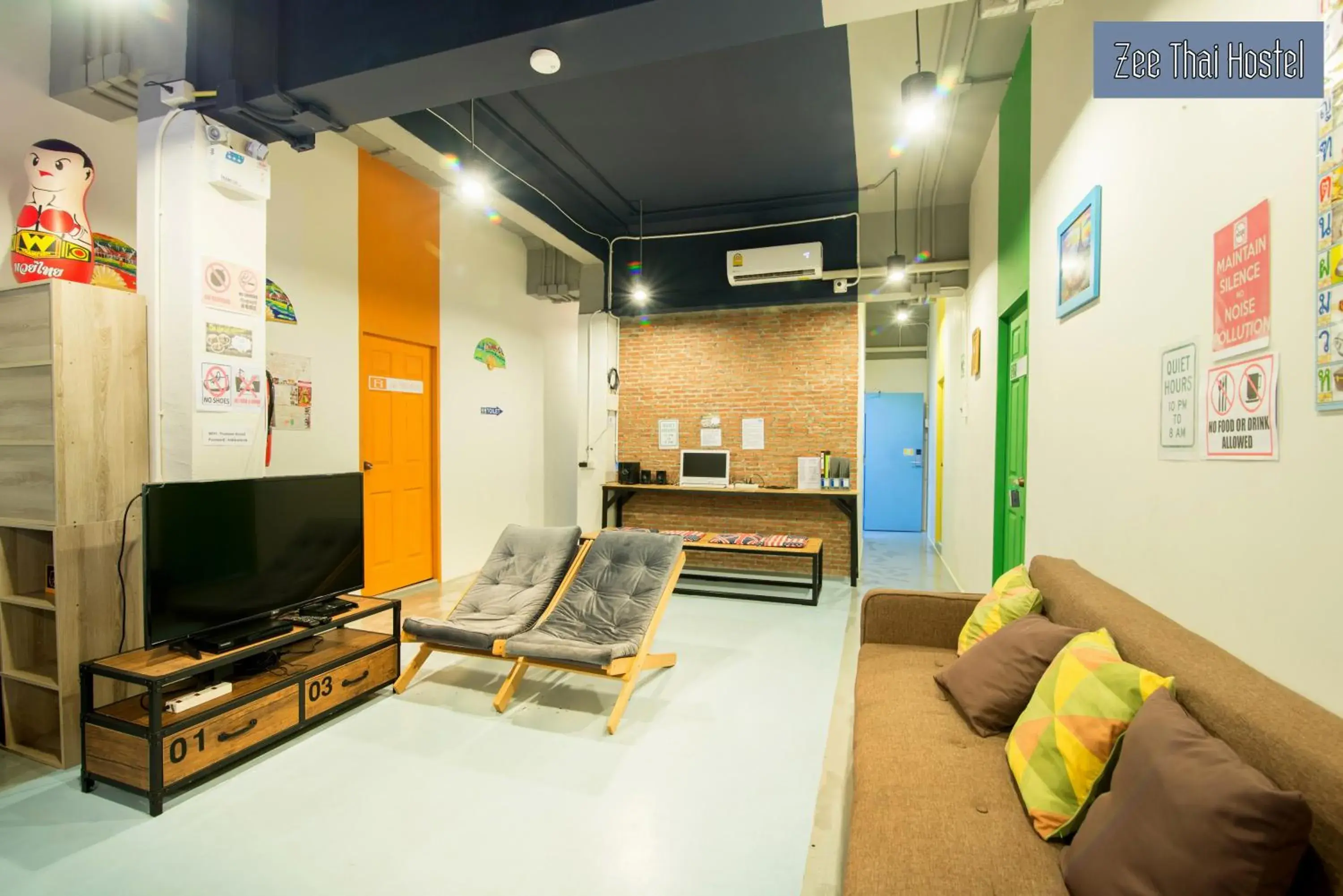 Living room, TV/Entertainment Center in Zee Thai Hostel