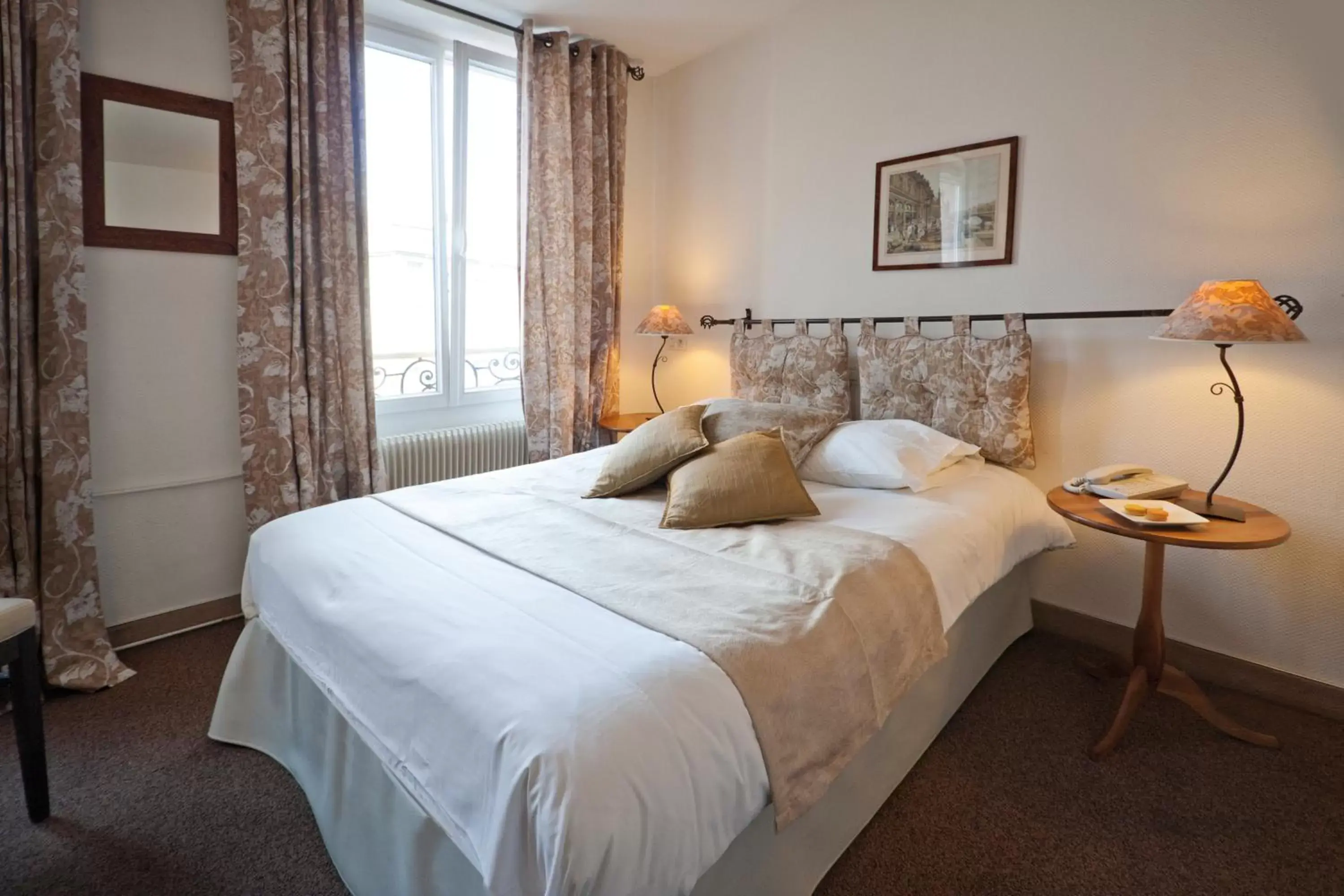 Photo of the whole room, Bed in Le Kléber Hôtel