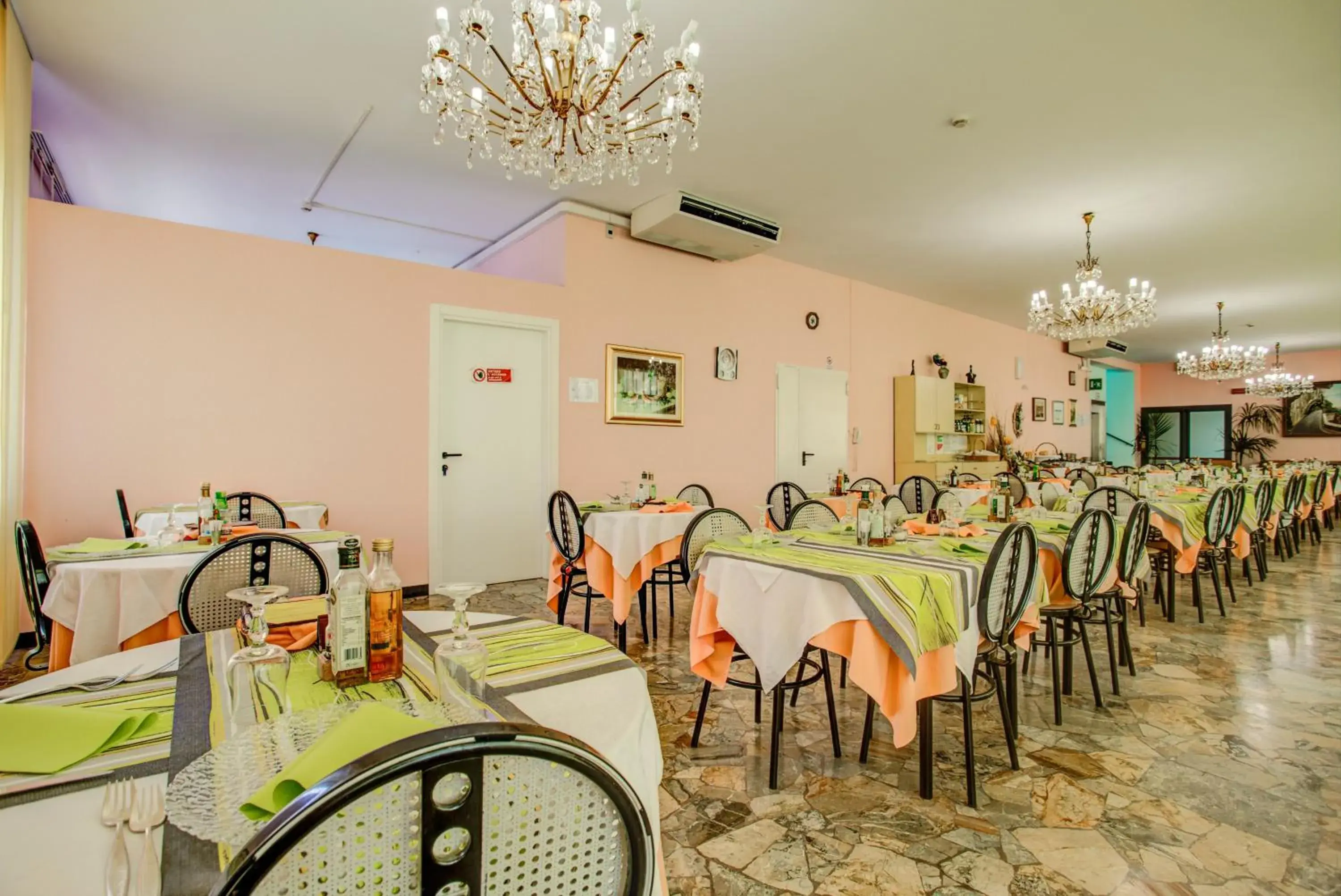 Restaurant/Places to Eat in Hotel Diamante