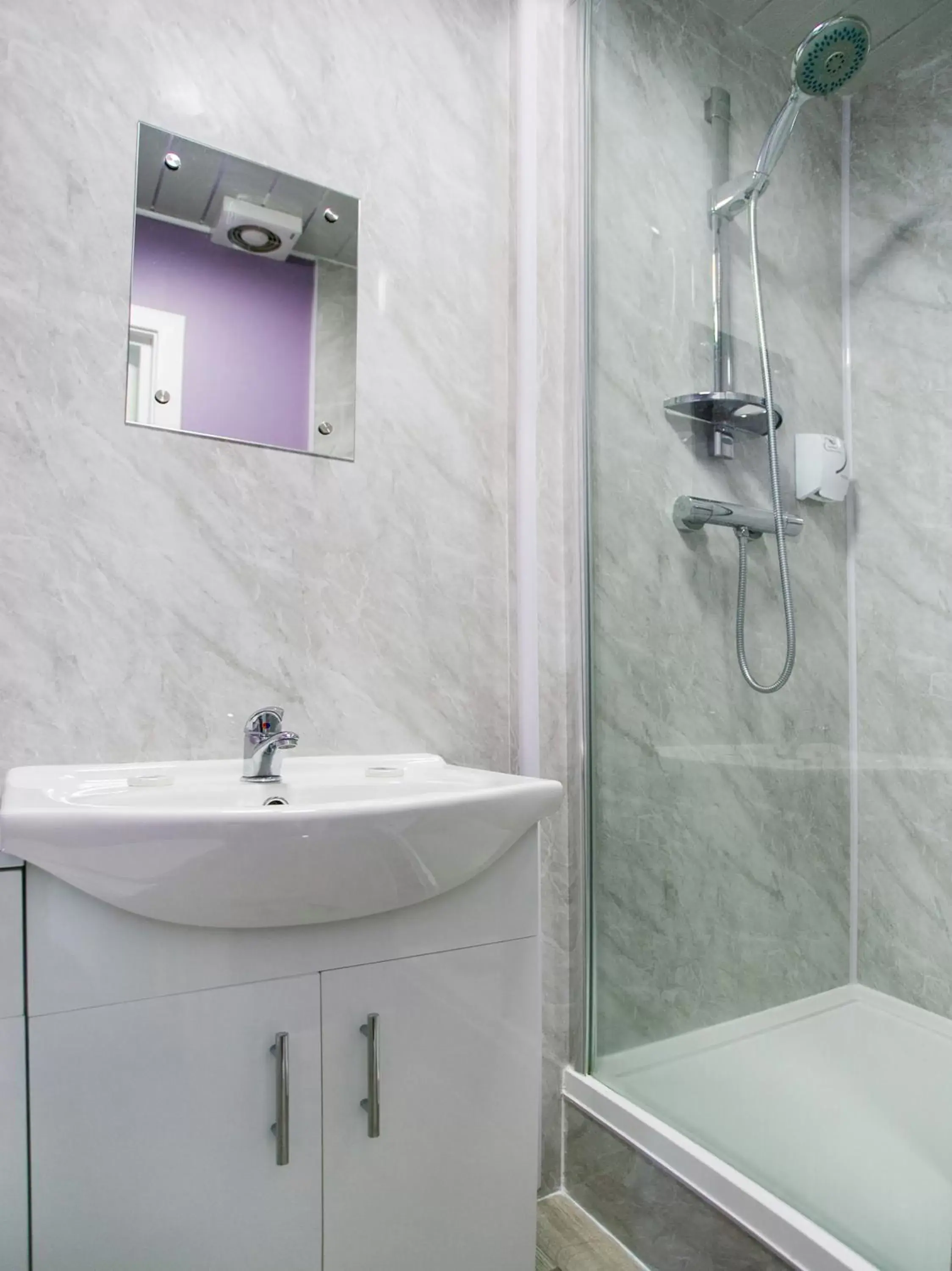 Bathroom in The Breadalbane Arms Room Only Hotel