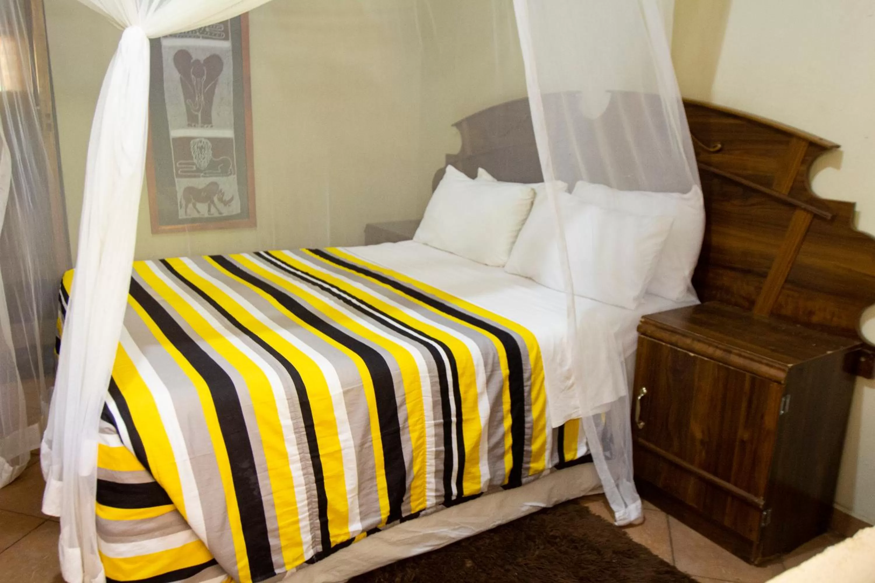 Bedroom, Bed in Golden Days Lodge