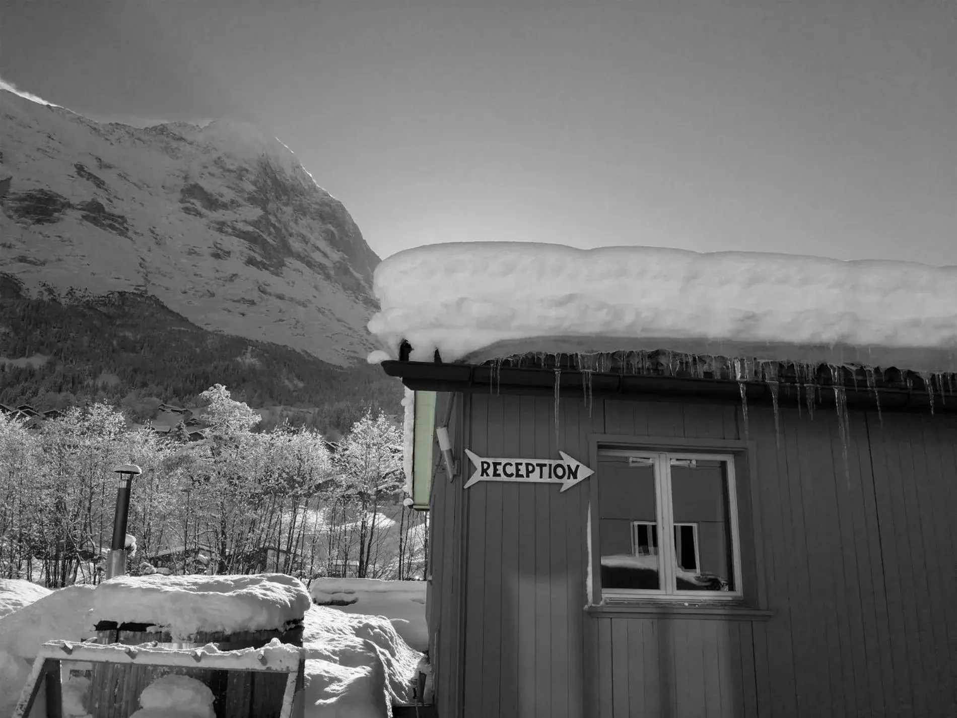 Facade/entrance, Winter in Eiger Lodge Easy
