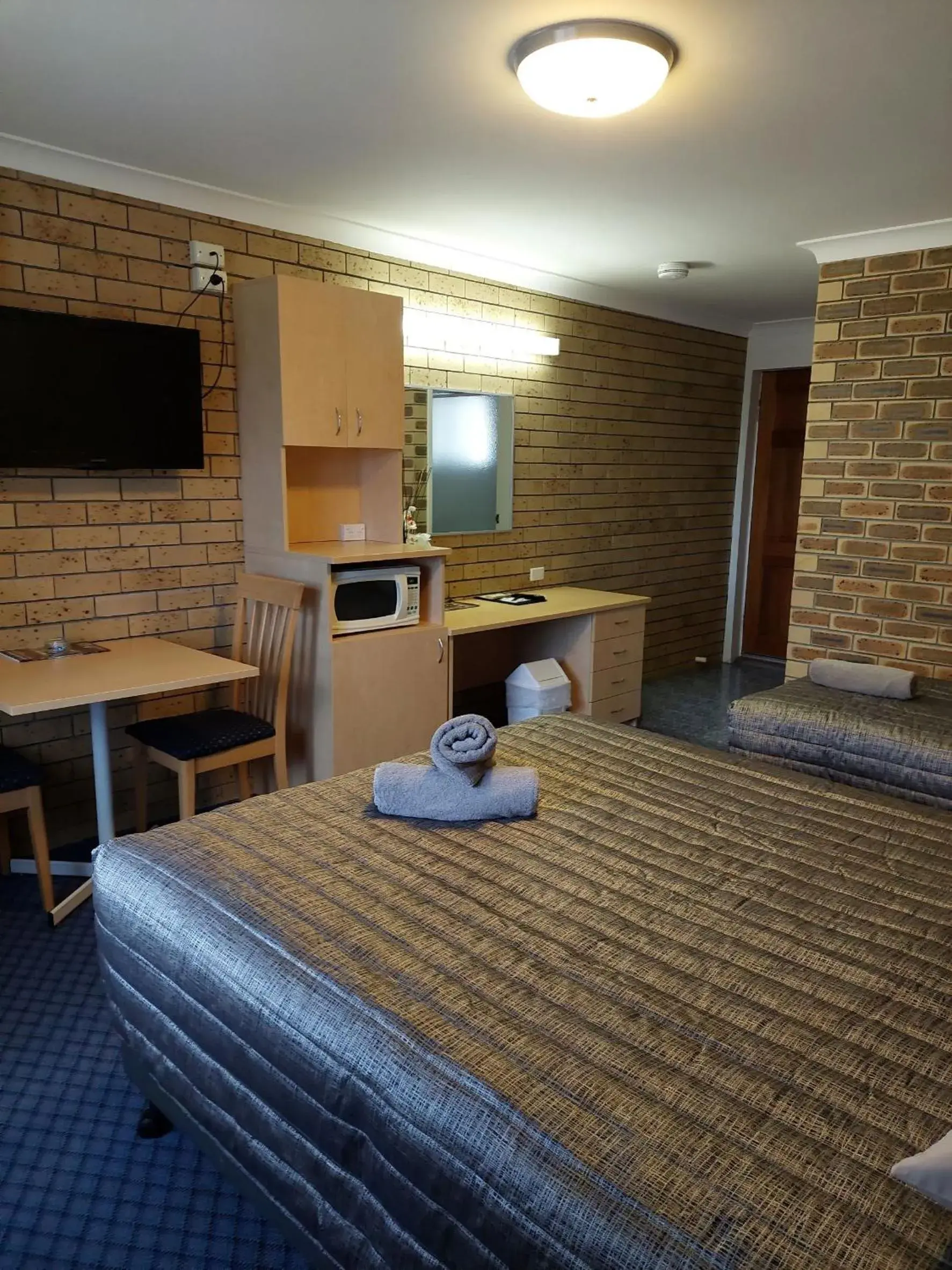 Photo of the whole room, Bed in Settlers Motor Inn Photo of the whole room, Bed in Settlers Motor Inn
