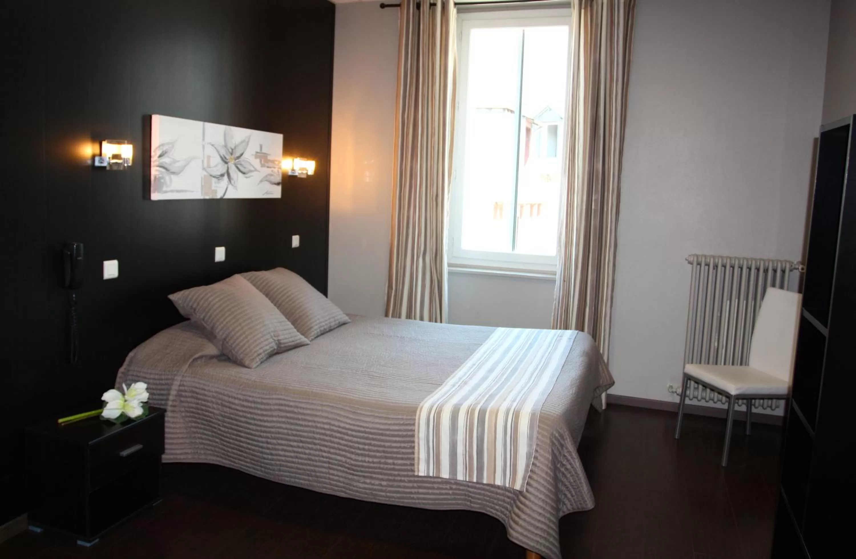 Photo of the whole room, Bed in Logis Hôtel Restaurant du Midi - Rodez Centre