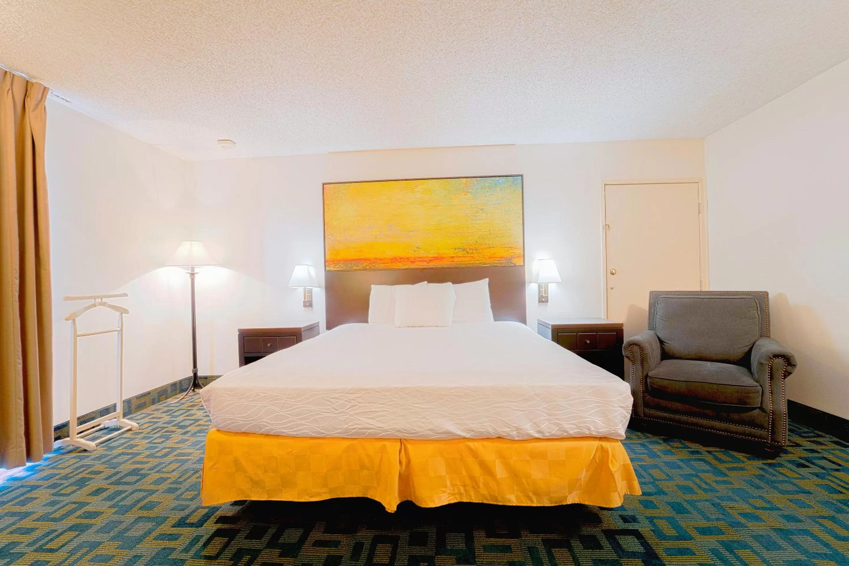 Bedroom, Bed in Royal Plaza Inn