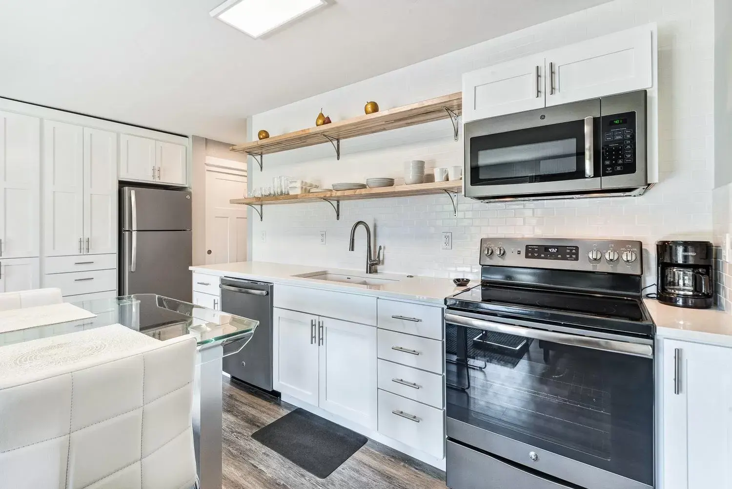 Kitchen or kitchenette, Kitchen/Kitchenette in Bend Riverside Condos