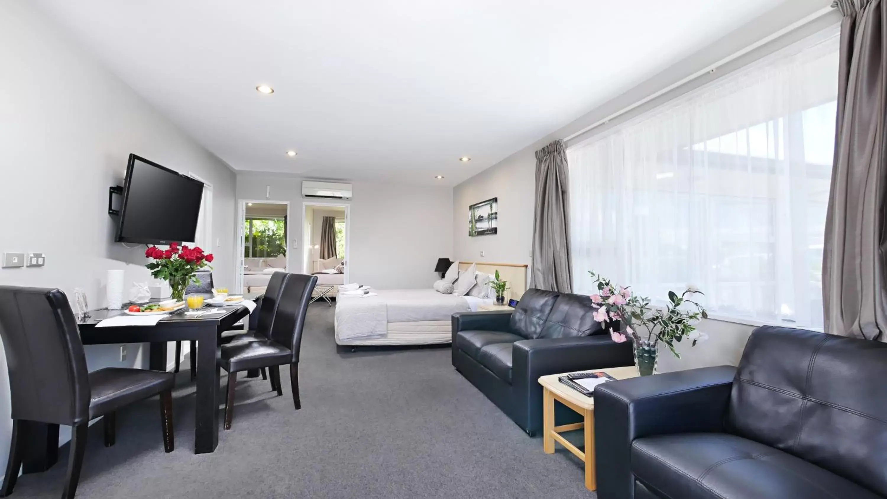 TV and multimedia, Bed in Arthur's Court Motor Lodge TV and multimedia, Bed in Arthur's Court Motor Lodge