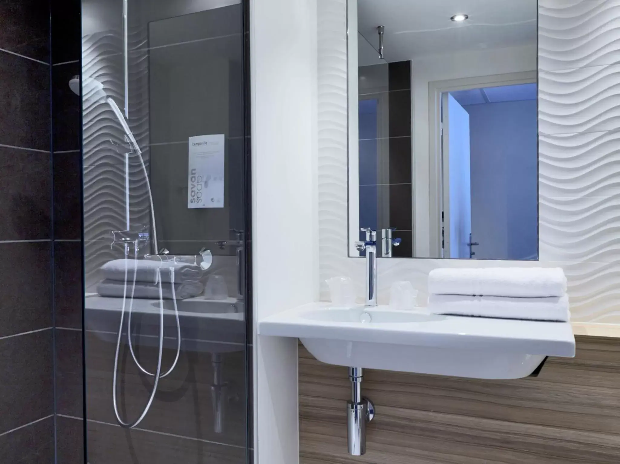 Shower, Bathroom in Campanile Bordeaux Ouest - Mérignac Aéroport