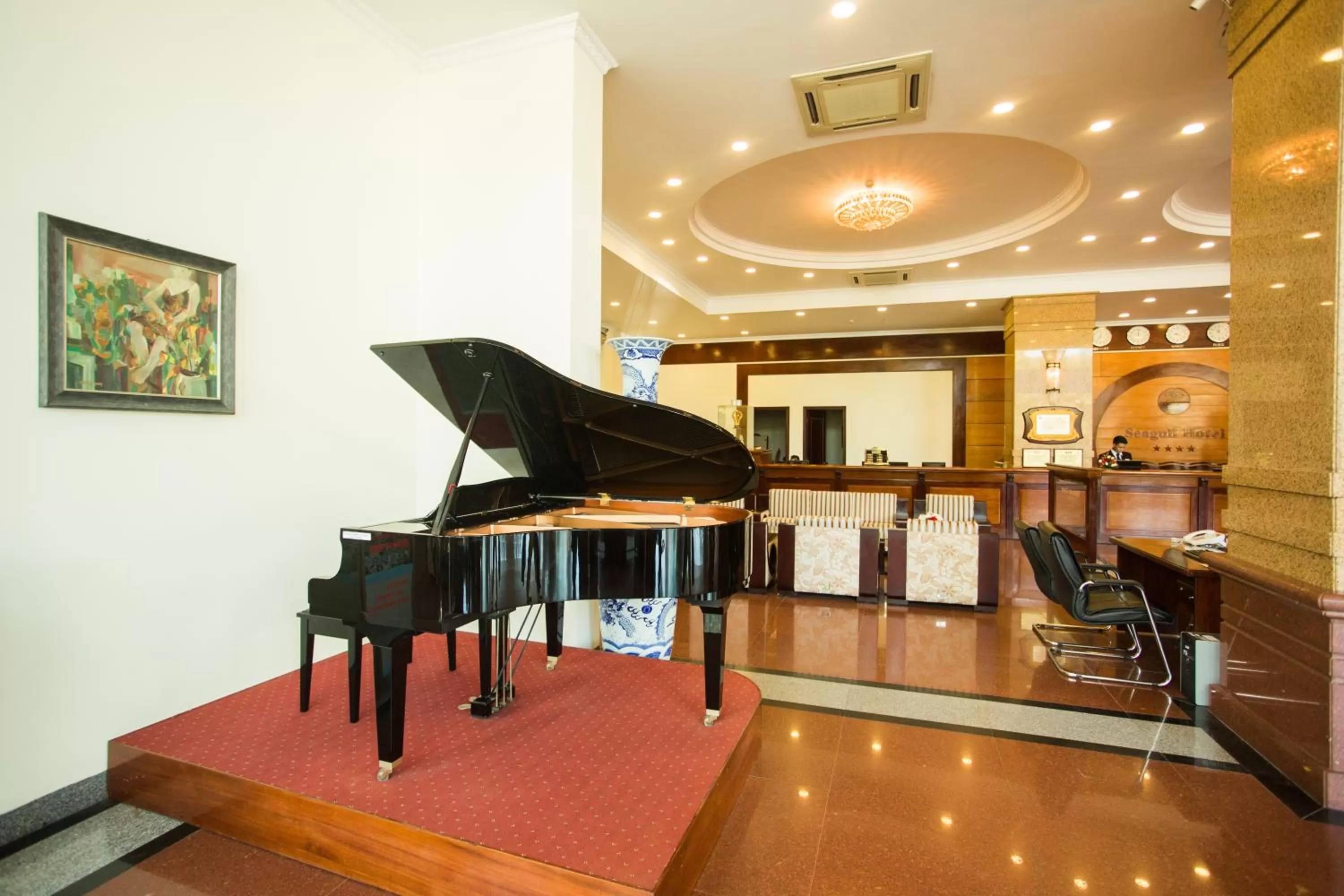 Communal lounge/ TV room in Seagull Hotel